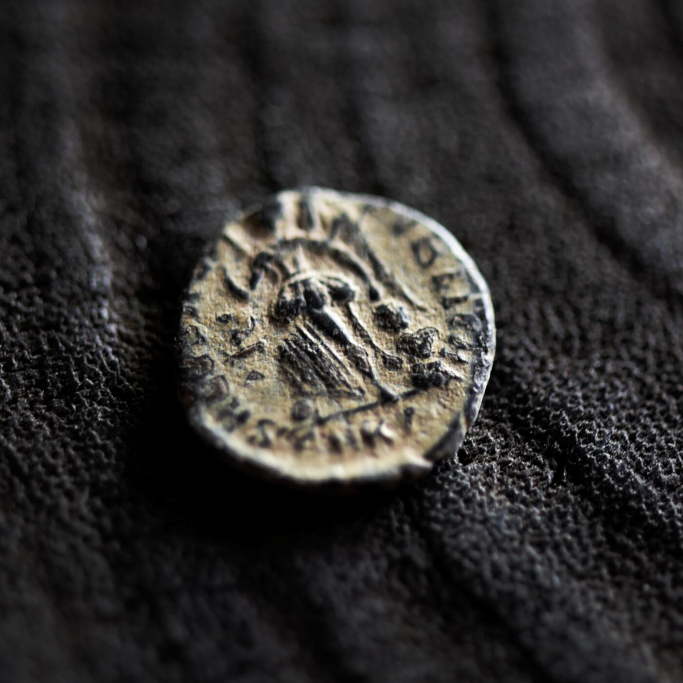 【良泉】【2025年最后一场】12月18日晚19.30点开拍！188组【直播场】西方古代钱币、丝路杂项、印章！ 【少见】【发丝清晰】公元383-388年【古罗马】瓦伦丁尼安二世，基齐库斯造币厂，胜利女神铜币，1.07克