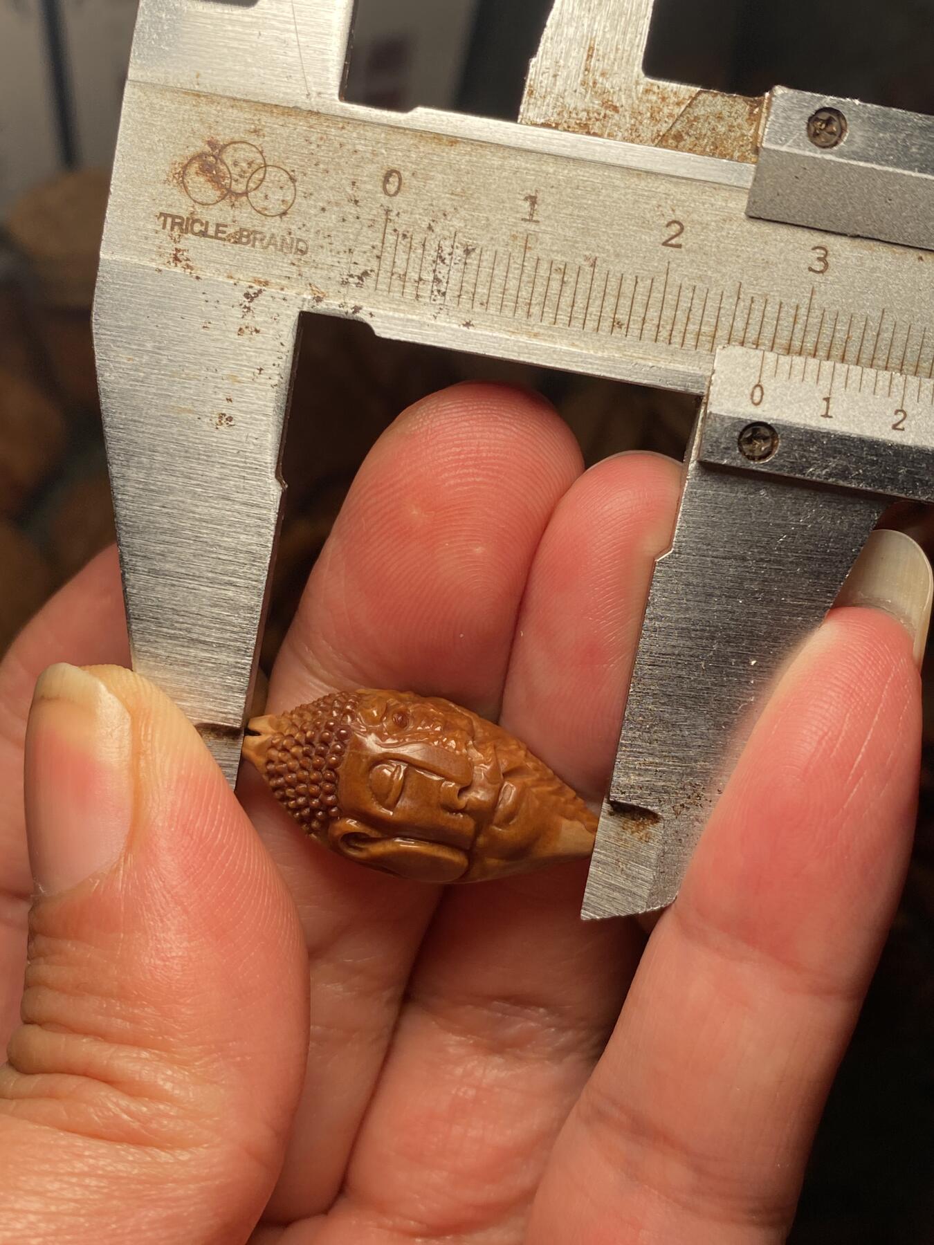 中国非物质文化遗产，苏工核雕 福利苏工核雕，纯手工雕刻，老苏工20年老核一念之间，个性十足，等待有缘人尺寸1。4x2.75喜欢的来