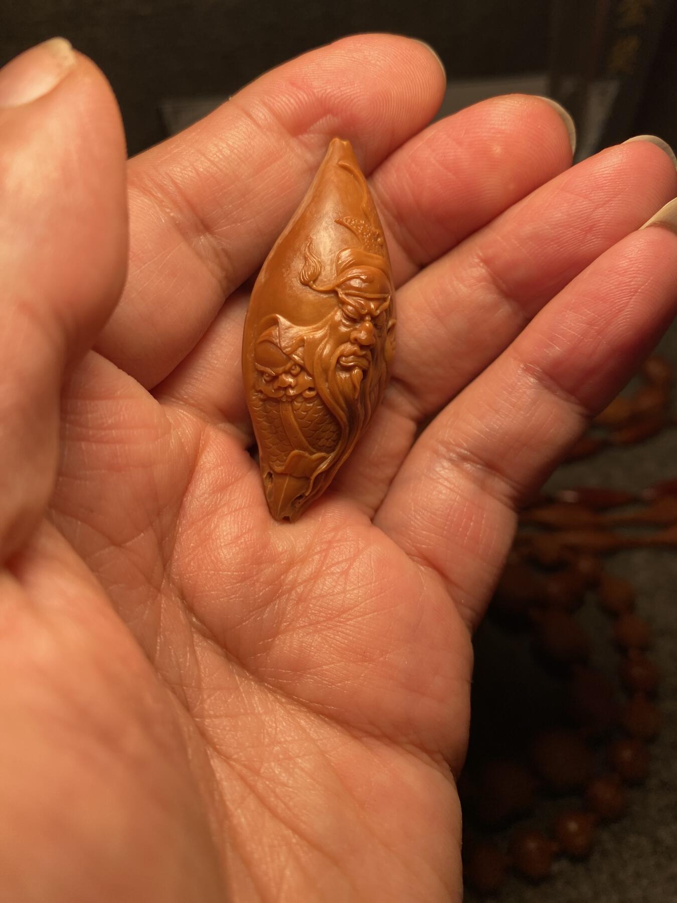 中国非物质文化遗产，苏工核雕 福利苏工核雕，纯手工雕刻，老苏工精品关二哥，个性十足，等待有缘人尺寸2。35x5.2喜欢的来