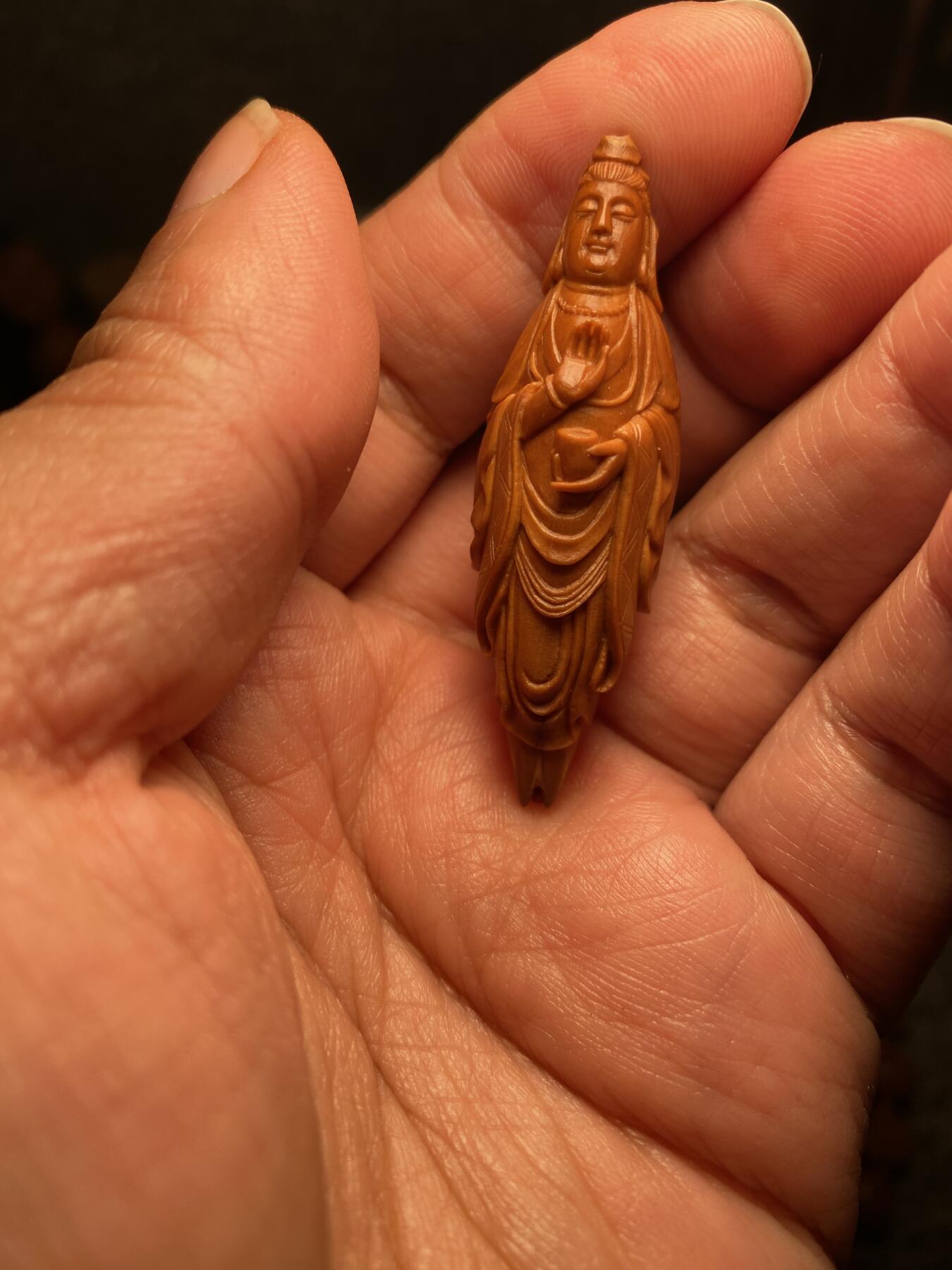 中国非物质文化遗产，苏工核雕 福利苏工核雕，纯手工雕刻，老苏工精品观音姐姐，个性十足，等待有缘人尺寸1。65x5.3喜欢的来