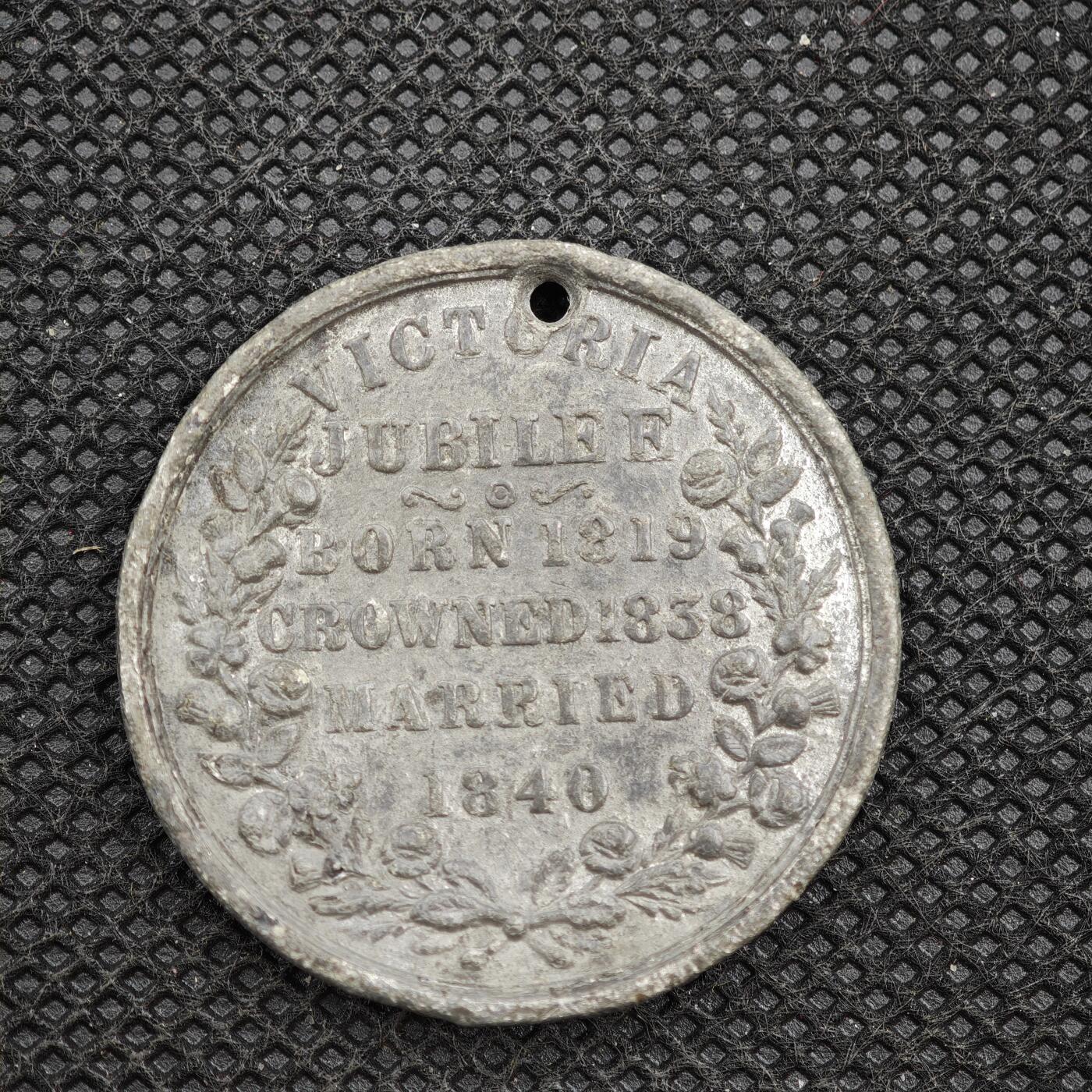 【淘币小摊】限时拍第八百一十六拍  纪念章场  满百包邮可预留两周  周一统一发货   英国1887年维多利亚女王登基50周年纪念章直径32mm