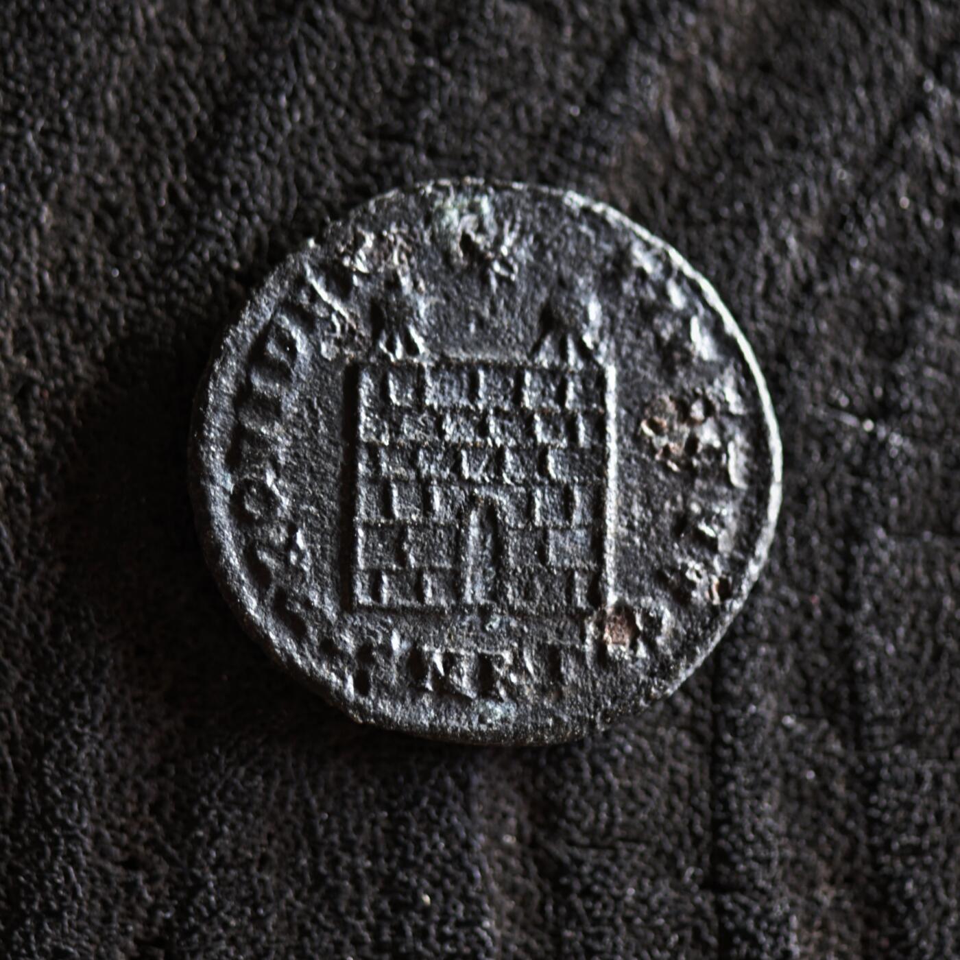 【良泉】【2025年最后一场】12月18日晚19.30点开拍！188组【直播场】西方古代钱币、丝路杂项、印章！ 公元324-326年【古罗马】君士坦丁大帝“军塔营门”铜币，基齐库斯造币厂打制，2.21克