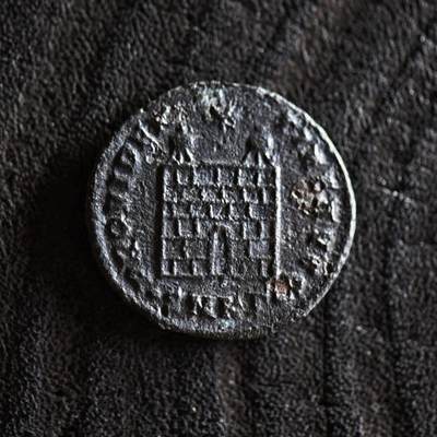 【良泉】【2025年最后一场】12月18日晚19.30点开拍！188组【直播场】西方古代钱币、丝路杂项、印章！ - 公元324-326年【古罗马】君士坦丁大帝“军塔营门”铜币，基齐库斯造币厂打制，2.21克