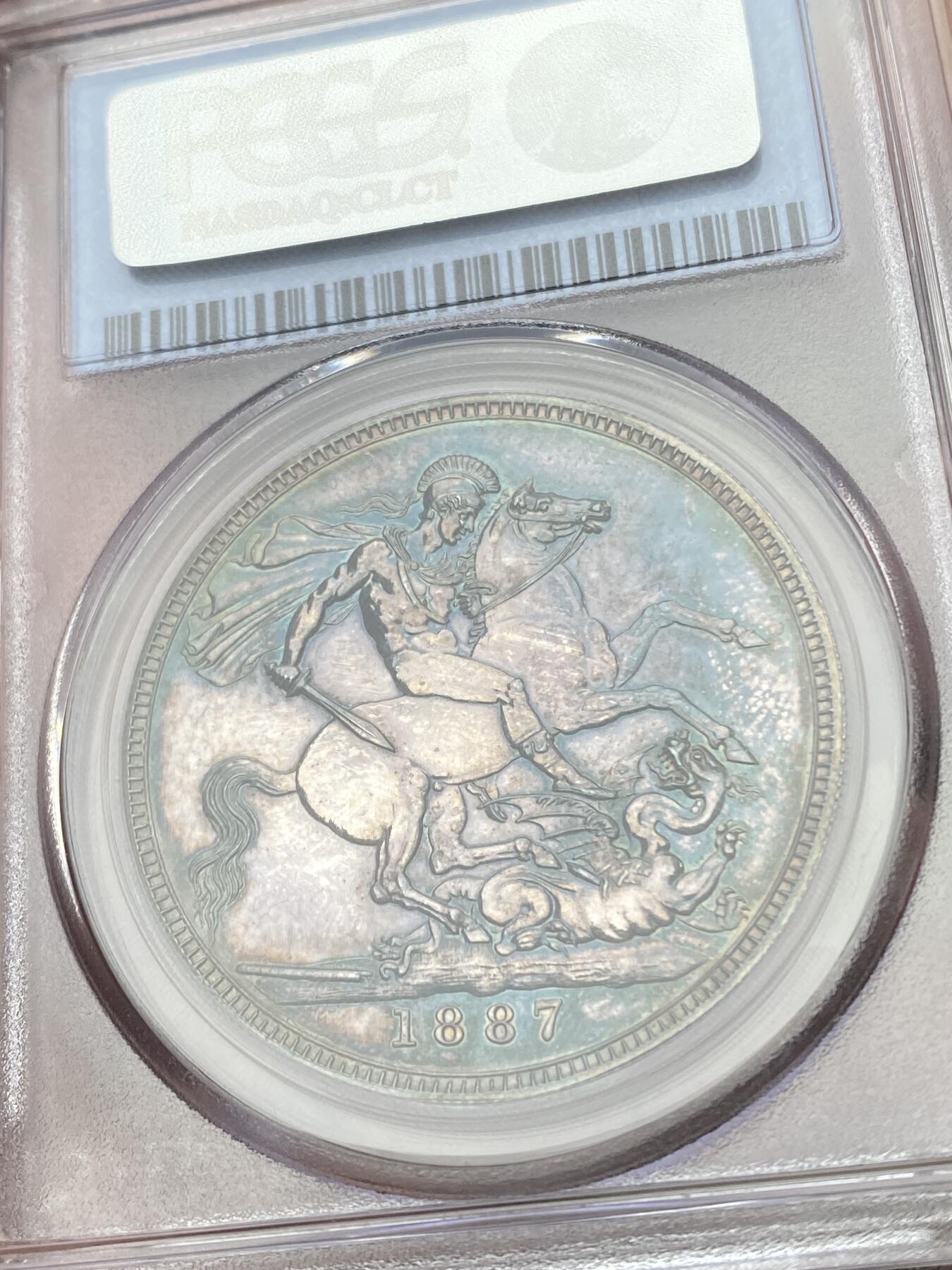 万国钱币拍卖第056期 PCGS PR62 1887英国维多利亚女王高冠马剑精制克朗  发行量仅1084枚的精制马剑 与爱七Matte和乔五木马相比依旧保留了古典时代的韵味 而精制工艺也达到了巅峰水准 双面厚重乌云五彩 全镜面底板 PC老评水晶盒