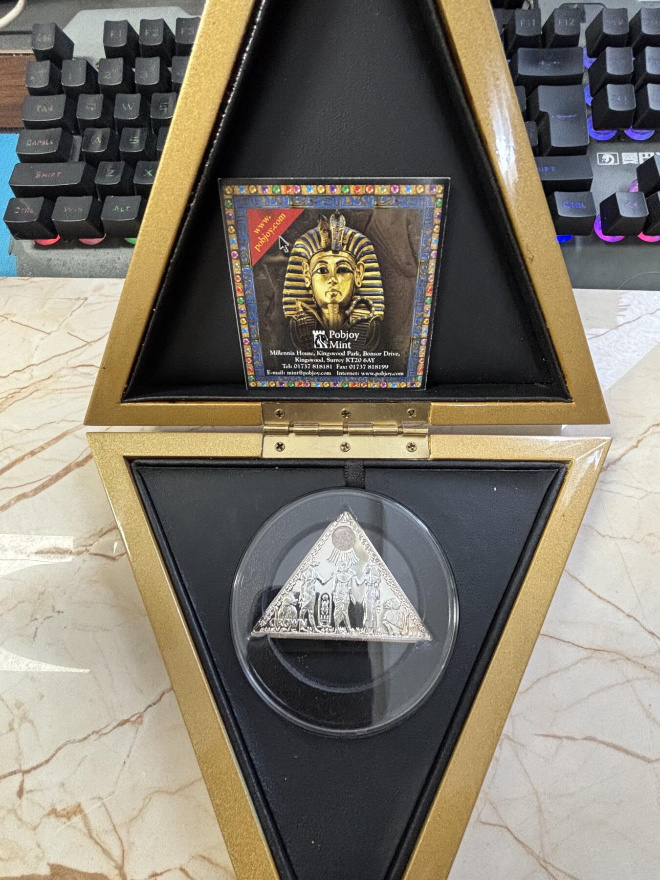 第184期拍卖 马恩2009年古埃及图坦卡门壁画三角纪念银币，999银，1盎司，发行3000枚