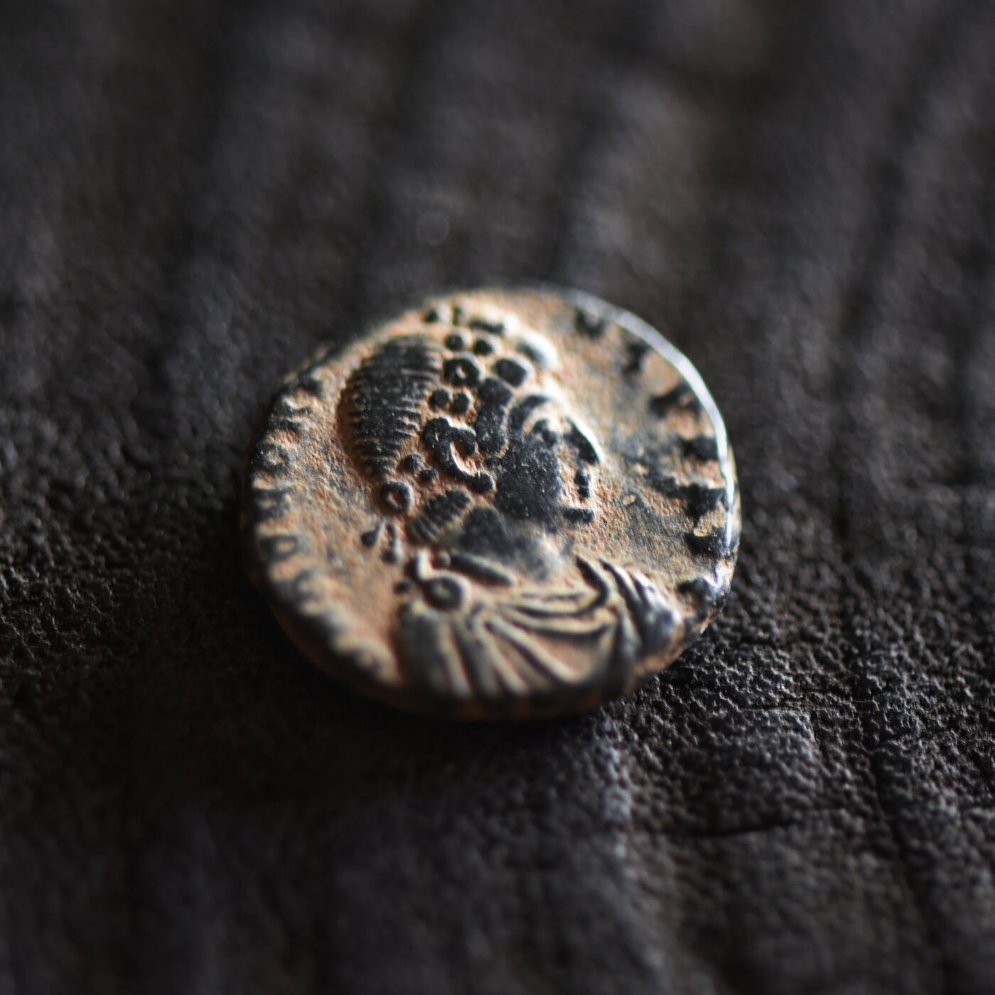 【良泉】【2025年最后一场】12月18日晚19.30点开拍！188组【直播场】西方古代钱币、丝路杂项、印章！ 【美品】公元395-401年【古罗马】西罗马帝国首位皇帝，霍诺里乌斯（洪诺留）铜币，2.79克