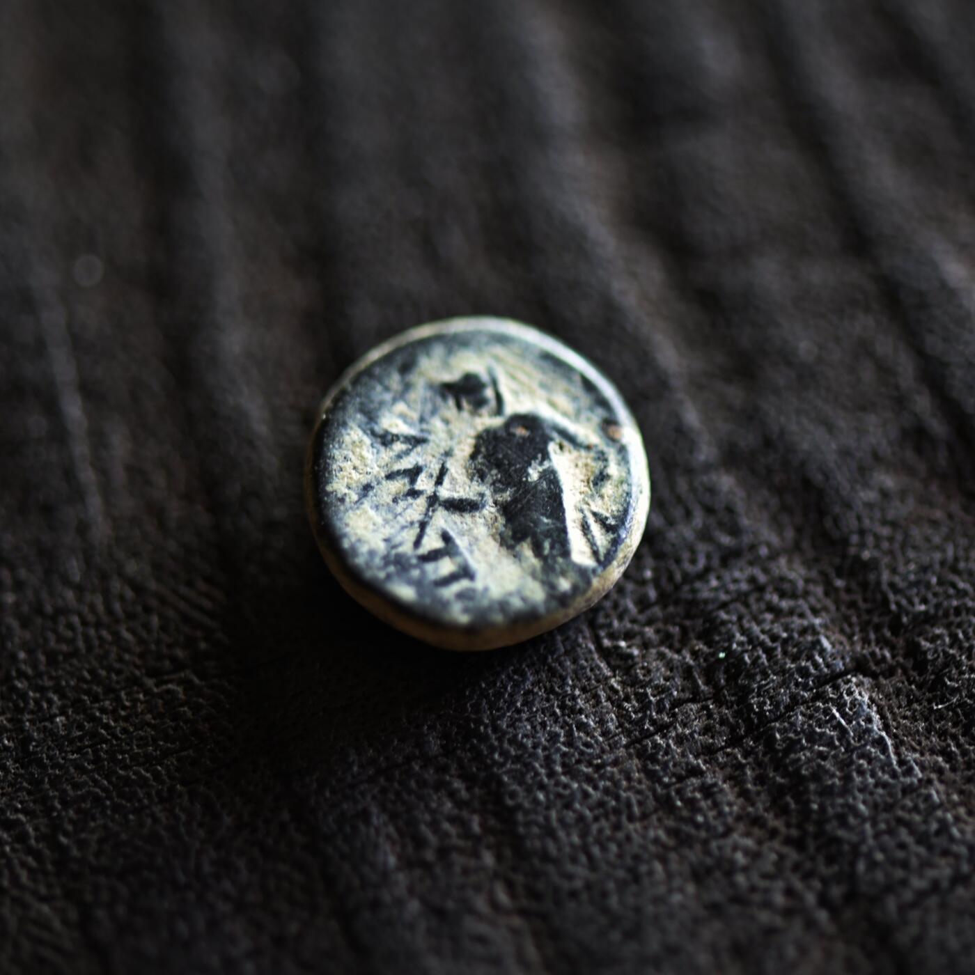 【良泉】【2025年最后一场】12月18日晚19.30点开拍！188组【直播场】西方古代钱币、丝路杂项、印章！ 【沙漠坑 黑漆古】公元前1世纪【古希腊】阿波罗铜币，2.13克