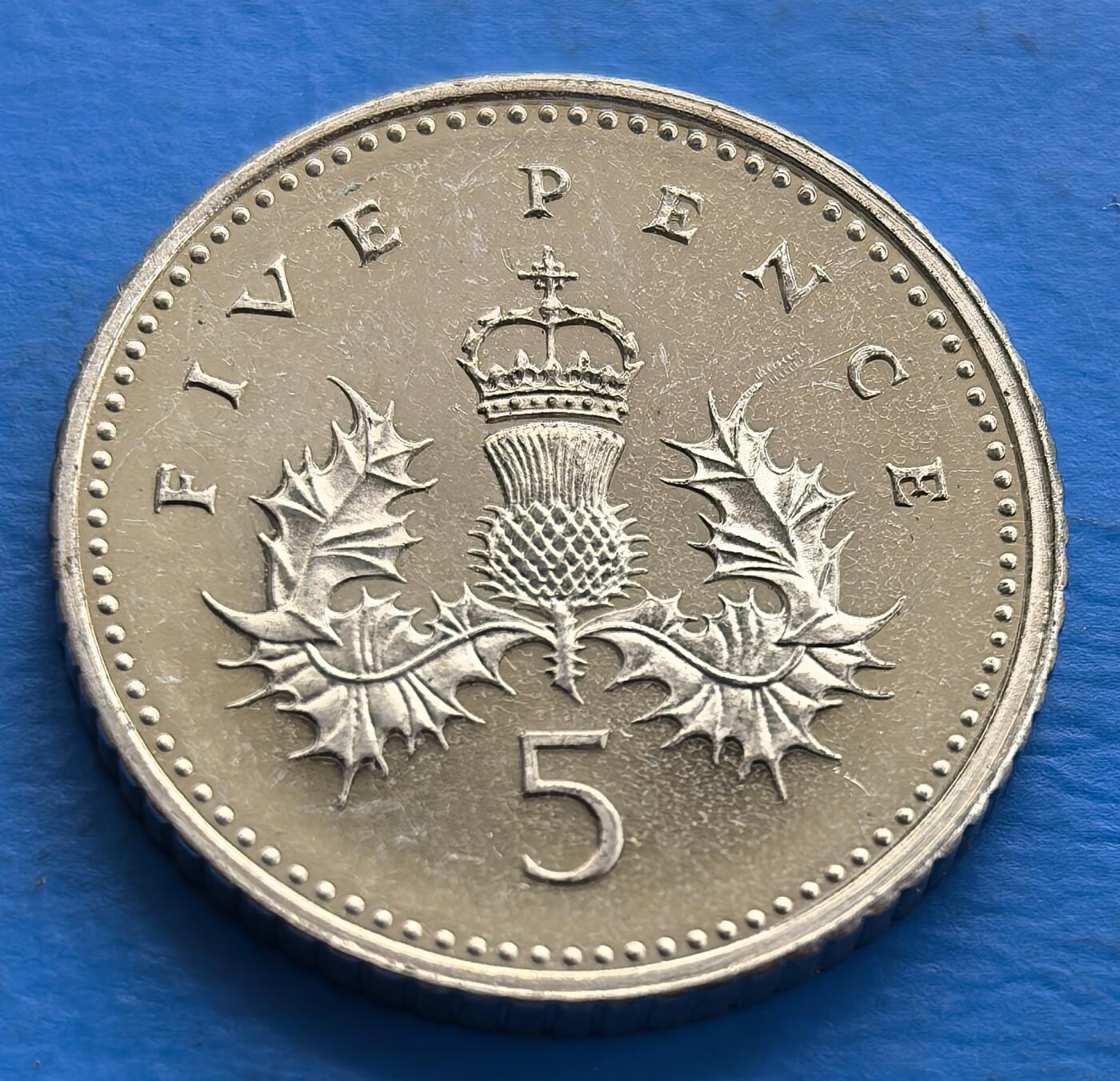 外国优质老铜币银币，周六九点倒数截拍，满百包邮，可寄存半年，喜欢朋友微信扫描二维码可直接参拍 精制英国2001年5便士