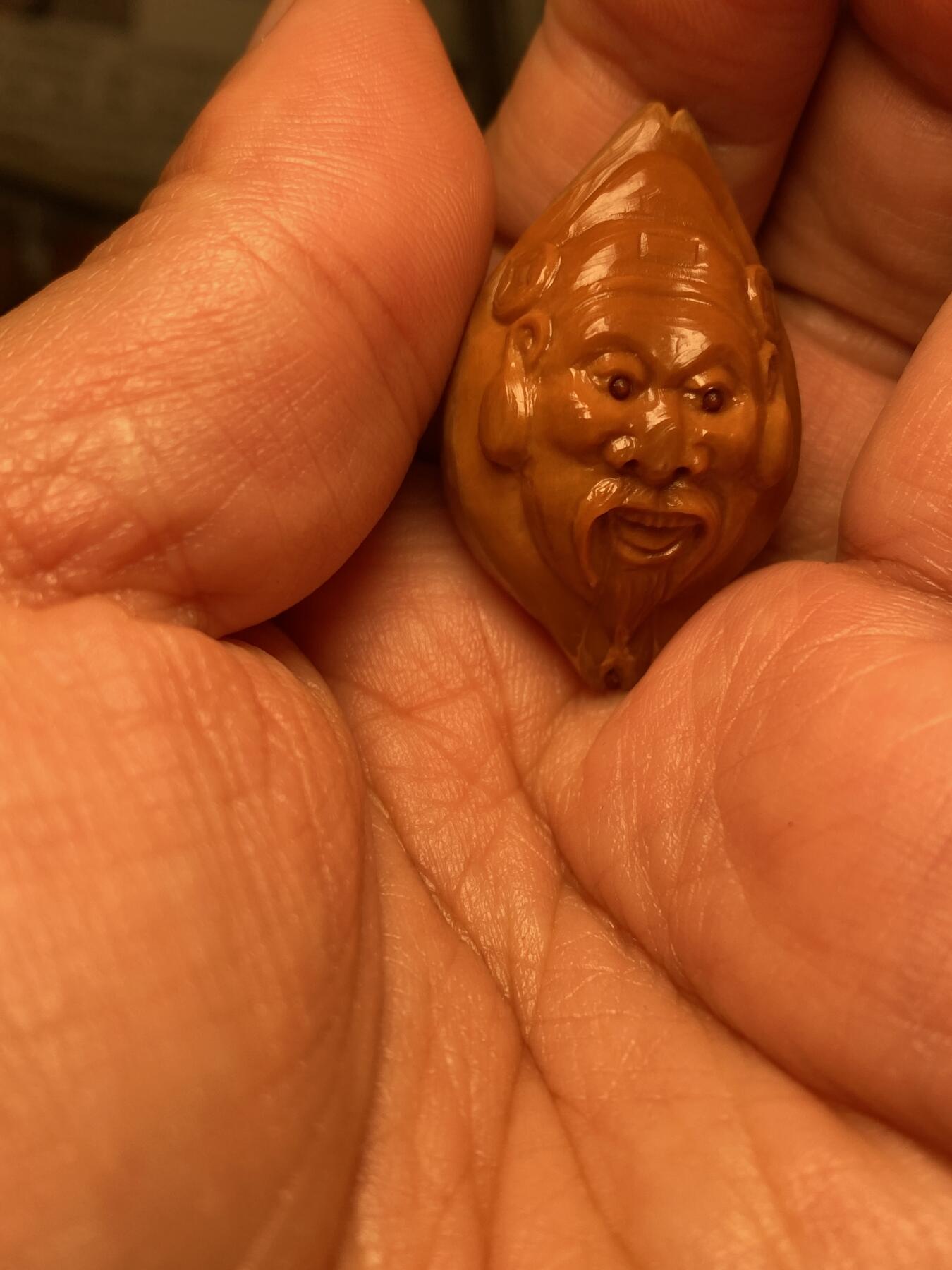 中国非物质文化遗产，苏工核雕 福利苏工核雕，纯手工雕刻，老苏工老财，个性十足，等待有缘人，市场无同款，尺寸2。28x3.68喜欢的来