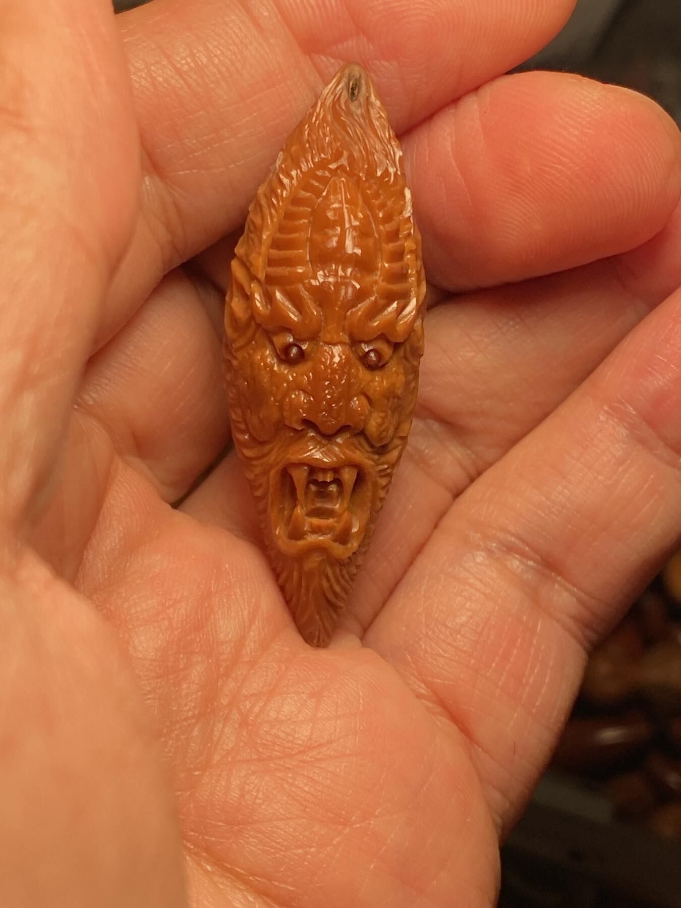 中国非物质文化遗产，苏工核雕 福利苏工核雕，纯手工雕刻，老苏工不动冥王，个性十足，等待有缘人尺寸1。75x4.9喜欢的来