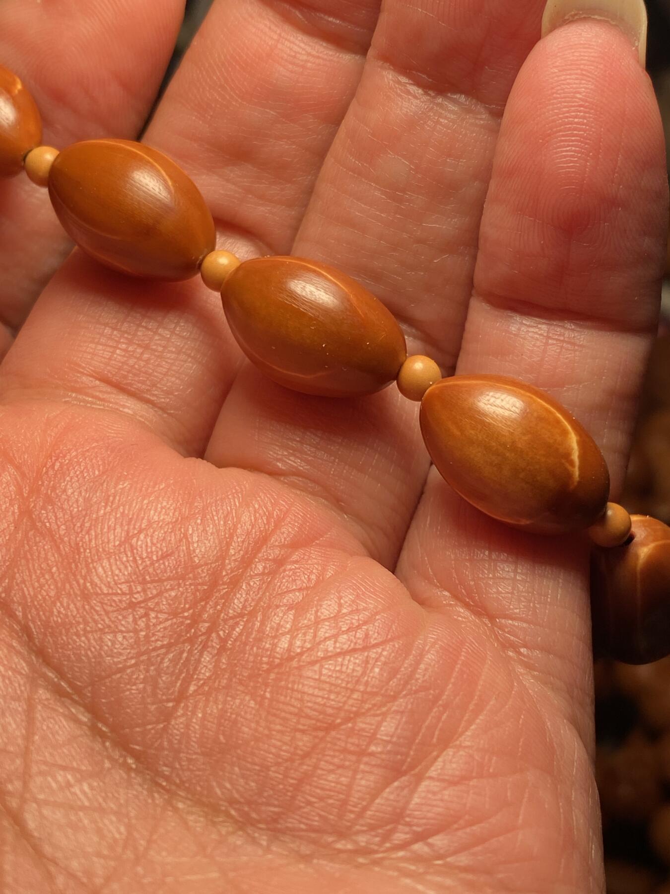 中国非物质文化遗产，苏工核雕 福利苏工核雕，小铁核小椭圆手串，等待有缘人，市场少见尺寸1。1x1.7左右喜欢的来