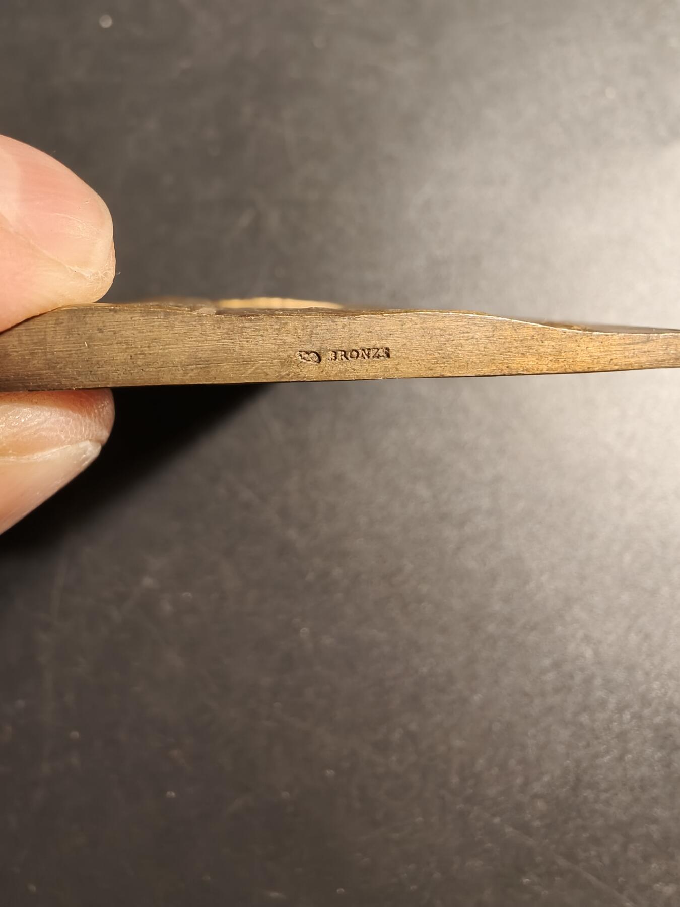 老王徽章第167期 法国勃艮第布莱斯传统女性方形大铜章     高浮雕     尺寸49×63mm.    重量106.7g