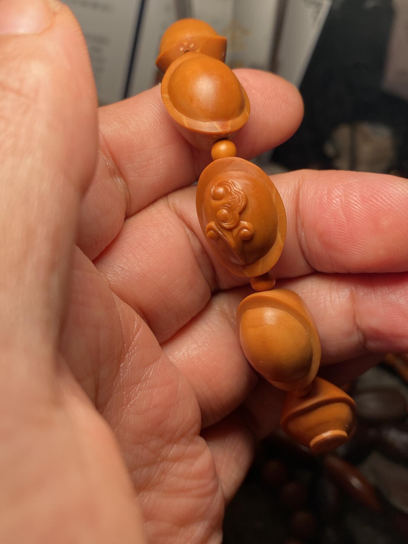 中国非物质文化遗产，苏工核雕 福利苏工核雕，纯手工雕刻，铁核招财进宝，万事如意手串，个性十足，等待有缘人，市场无同款，尺寸1.5x2。0喜欢的来