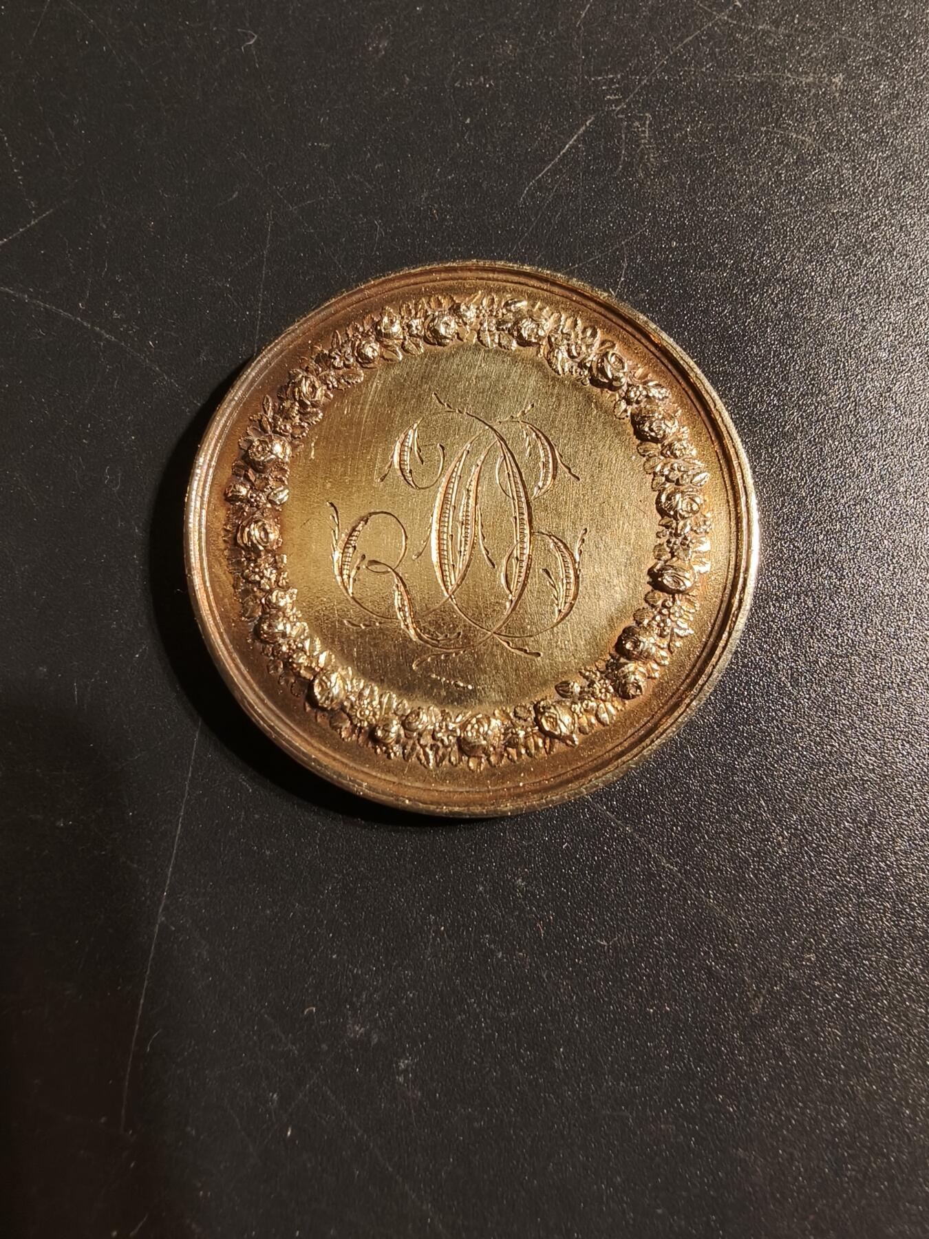 老王徽章第167期 法国大尺寸镀金银婚章    原盒    950银镀金    大尺寸直径34mm.   重量18.2g.     带边铭背铭     少见极早期1822年！