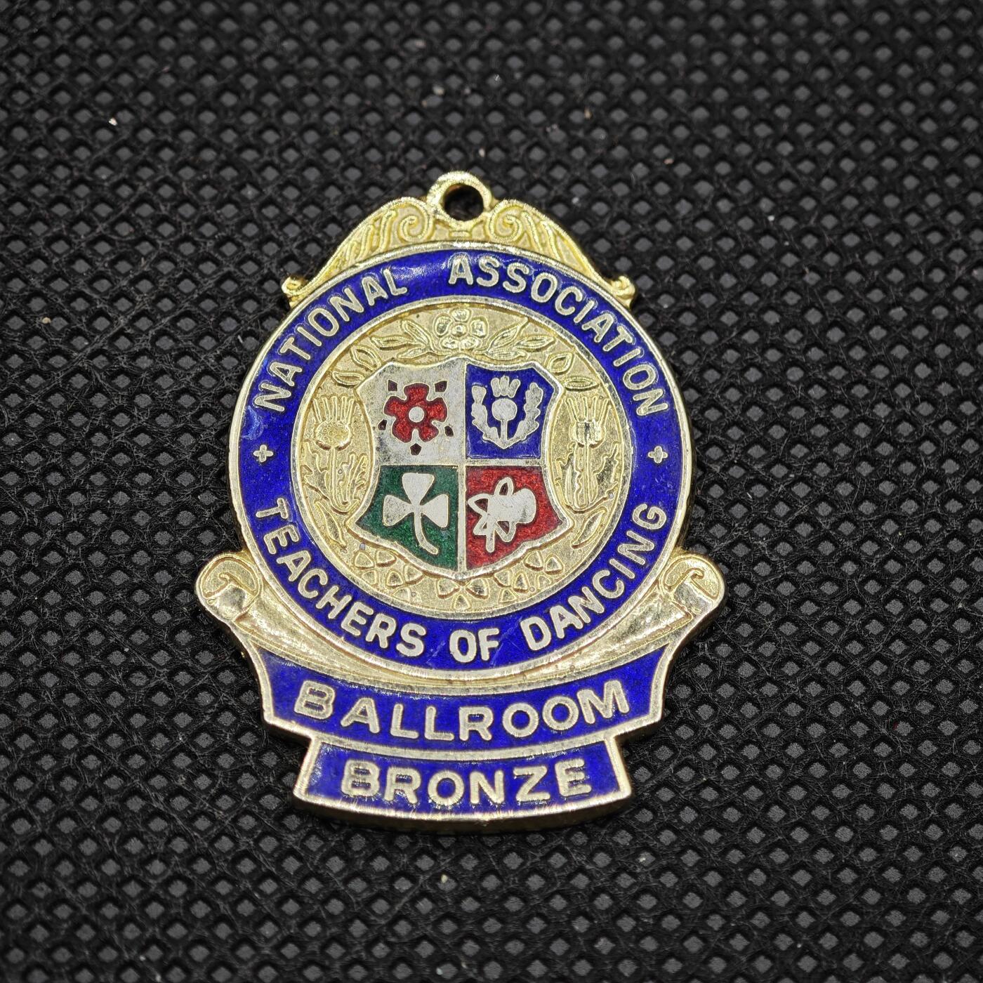 【淘币小摊】限时拍第八百一十六拍  纪念章场  满百包邮可预留两周  周一统一发货  英国国家舞蹈教师协会（NATD）交谊舞铜牌奖章直径28mm