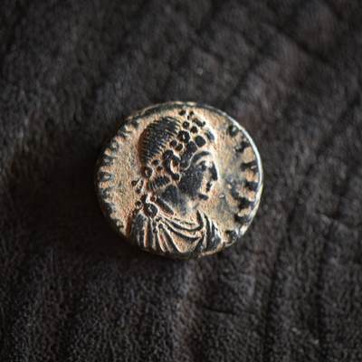 【良泉】【2025年最后一场】12月18日晚19.30点开拍！188组【直播场】西方古代钱币、丝路杂项、印章！ - 【美品】公元395-401年【古罗马】西罗马帝国首位皇帝，霍诺里乌斯（洪诺留）铜币，2.79克