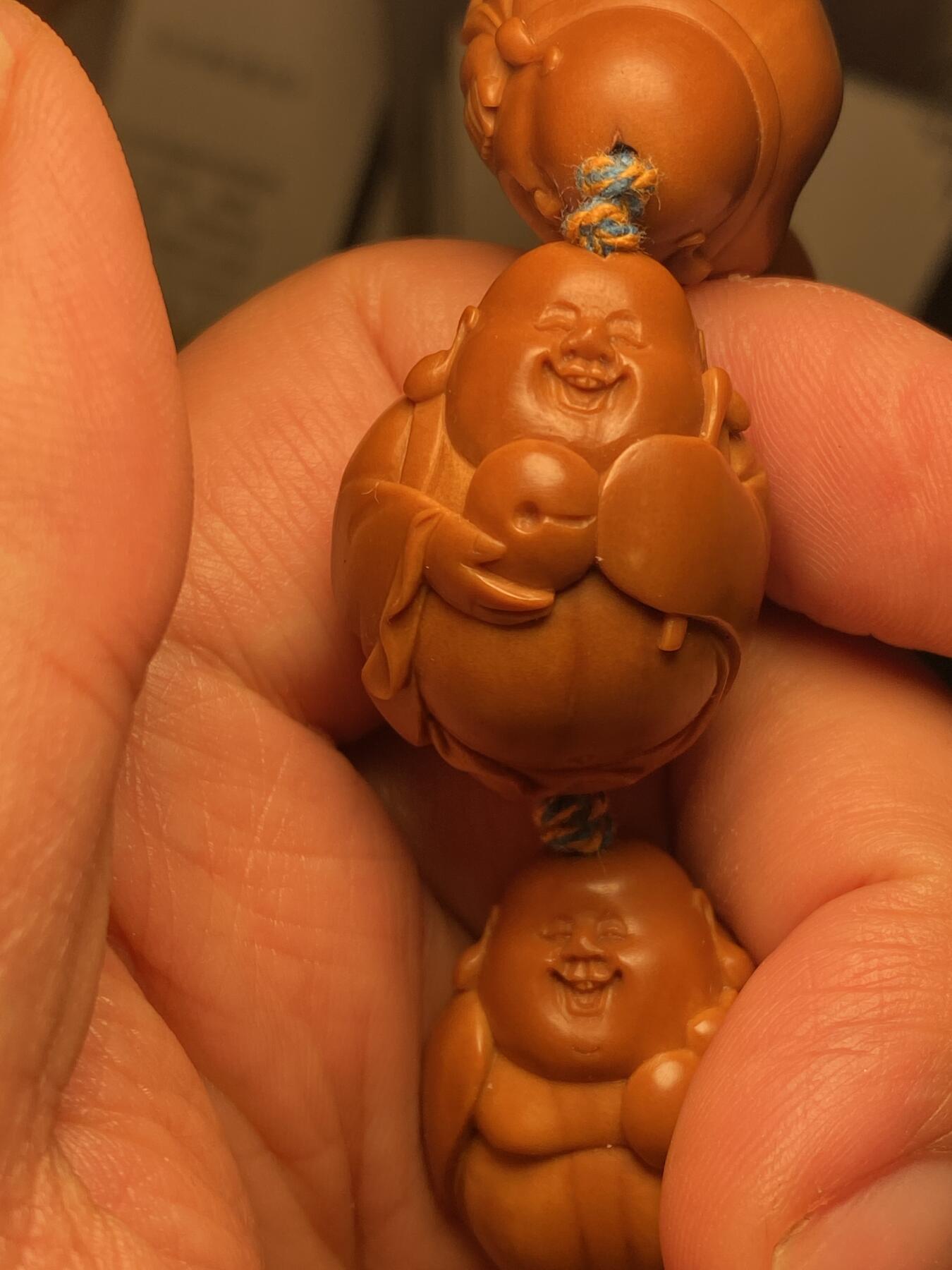 中国非物质文化遗产，苏工核雕 福利苏工核雕，纯手工雕刻，老苏工八宝弥勒，大尺寸，核质红，等待有缘人，市场无同款，尺寸2。3x2.9喜欢的来