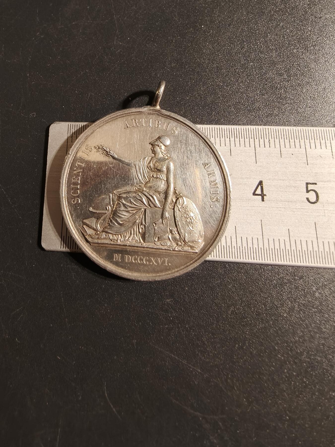 老王徽章第167期 法国索雷兹学校1816年银奖章    950银手指标    直径34mm.   重量21.6g.   