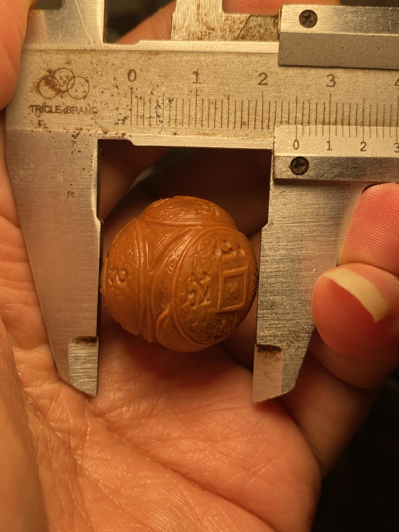 中国非物质文化遗产，苏工核雕 福利苏工核雕，纯手工雕刻，老苏工财源滚滚，个性十足，等待有缘人，市场无同款，尺寸2。5x2.5喜欢的来