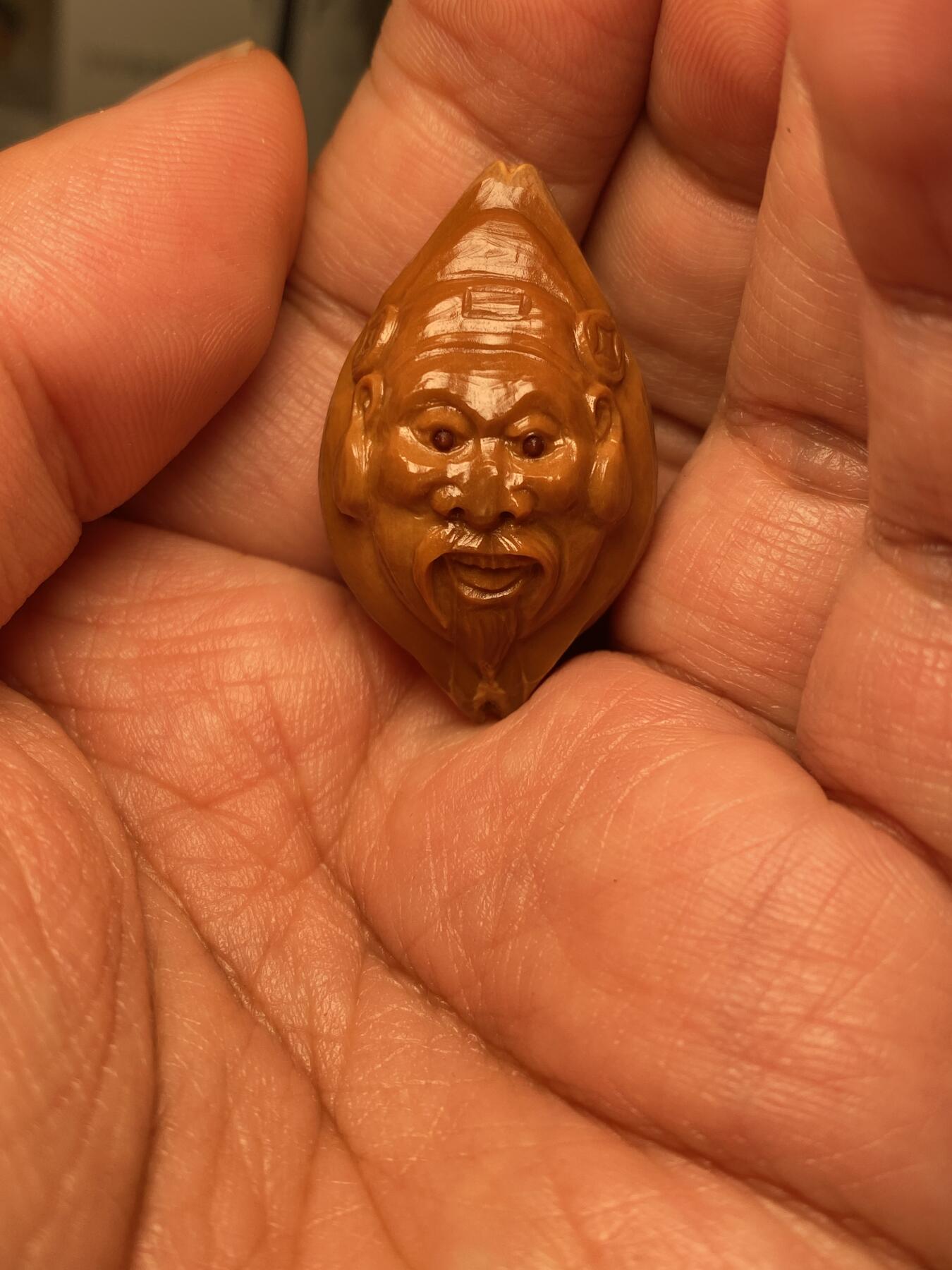 中国非物质文化遗产，苏工核雕 福利苏工核雕，纯手工雕刻，老苏工老财，个性十足，等待有缘人，市场无同款，尺寸2。28x3.68喜欢的来