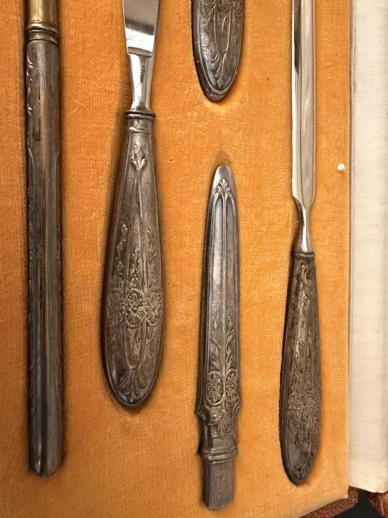 海外回流精品拍卖 法国回流西洋古董银制文房四宝套装 带原装盒。重89.6g，纹饰精美。