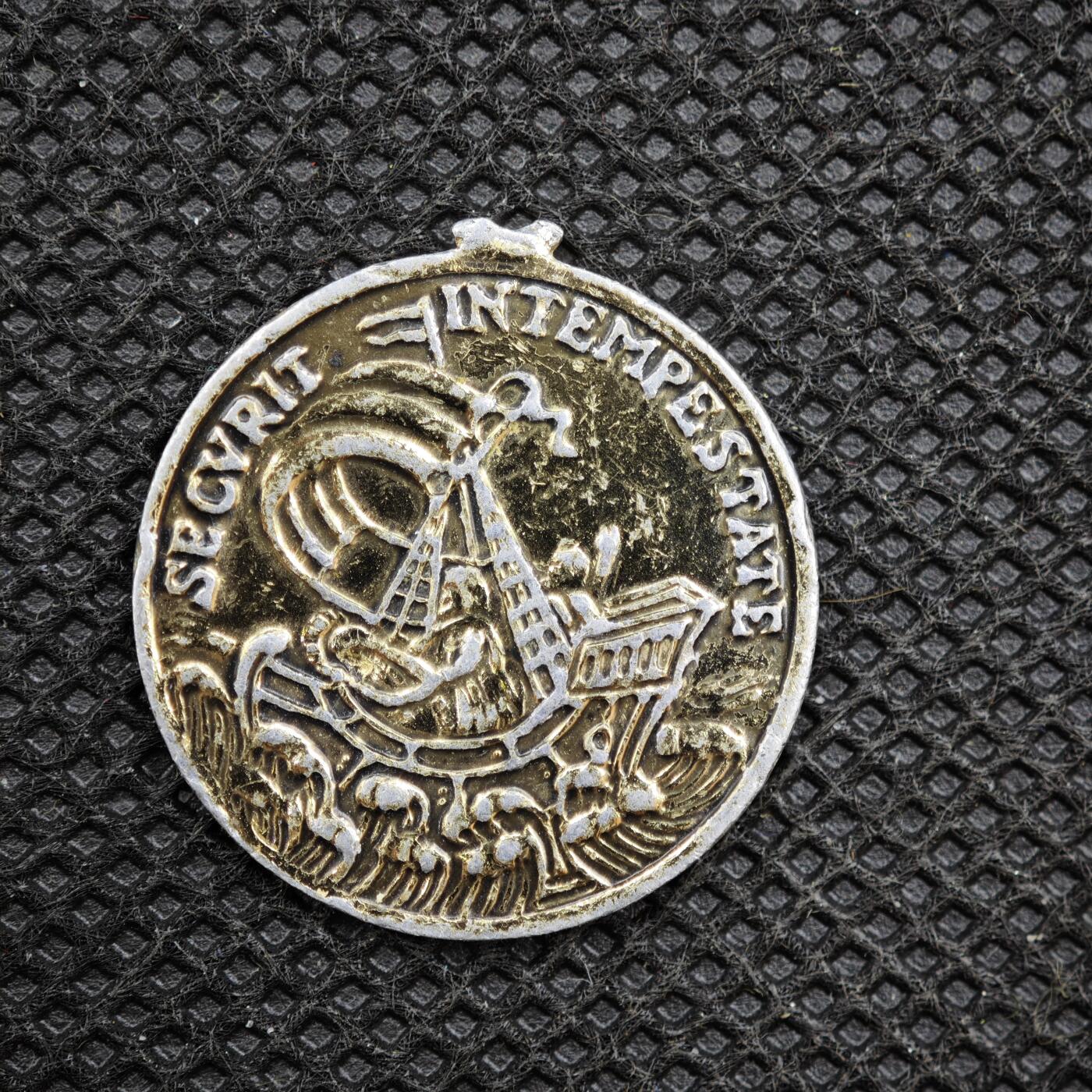 【淘币小摊】限时拍第八百一十六拍  纪念章场  满百包邮可预留两周  周一统一发货  基督教屠龙和使徒安德烈和伯多禄渡海纪念章 直径22mm