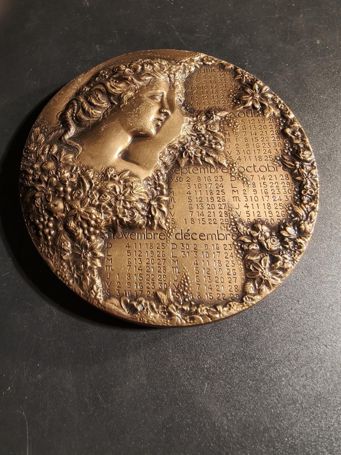 老王徽章第167期 法国2001年年历大铜章     高浮雕     直径93mm.    重量677.4g