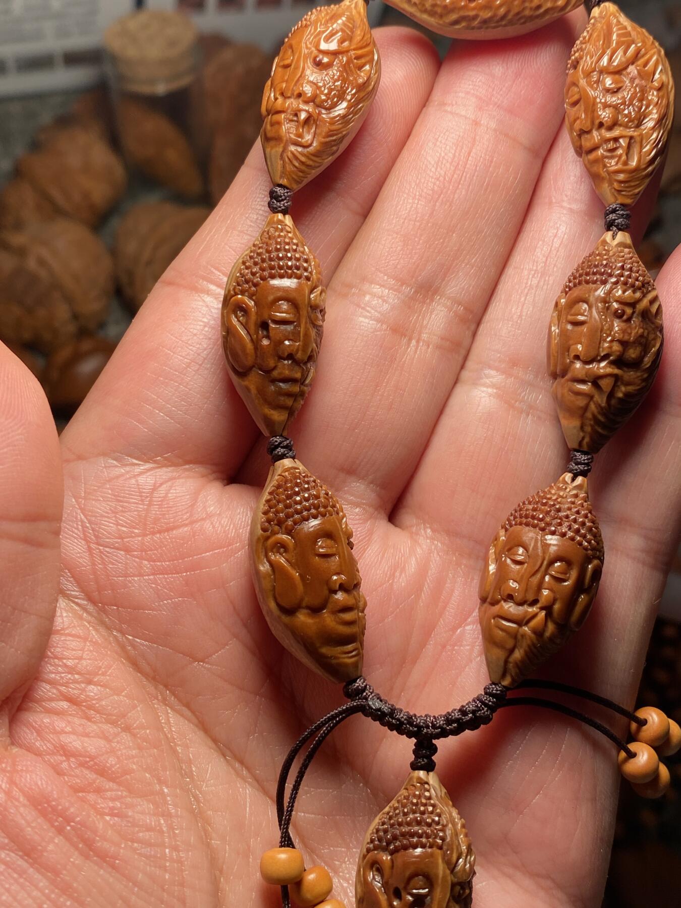 中国非物质文化遗产，苏工核雕 福利苏工核雕，纯手工雕刻，老苏工20年老核一念之间，个性十足，等待有缘人尺寸1。4x2.75喜欢的来