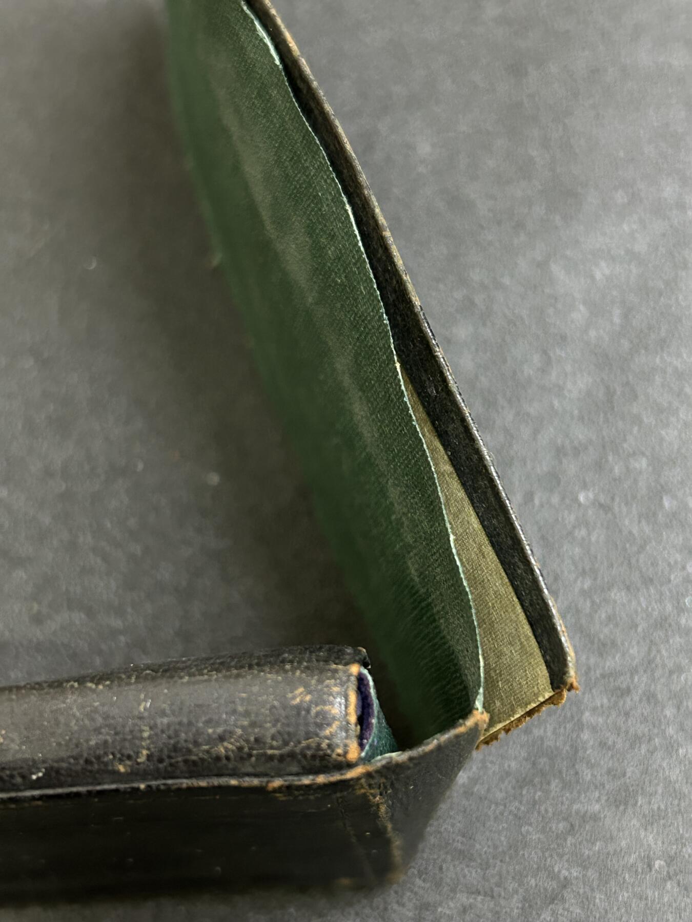 西秦中古拍卖第六十八期 不忘历史·抗战收藏 抗战时期 日本战地旭日勋章皮盒