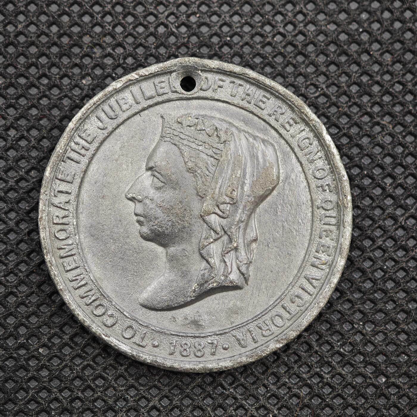 【淘币小摊】限时拍第八百一十六拍  纪念章场  满百包邮可预留两周  周一统一发货   英国1887年维多利亚女王登基50周年纪念章直径32mm