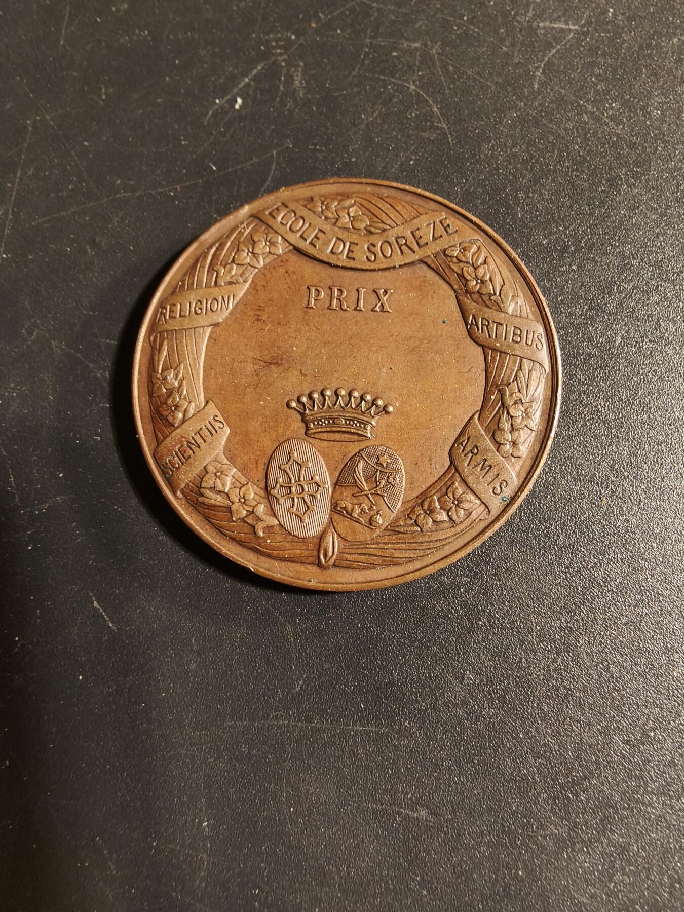 老王徽章第167期 法国苏雷兹学校大铜章     正面为法国著名政治家拉克代尔     直径36mm.    重量21.3g