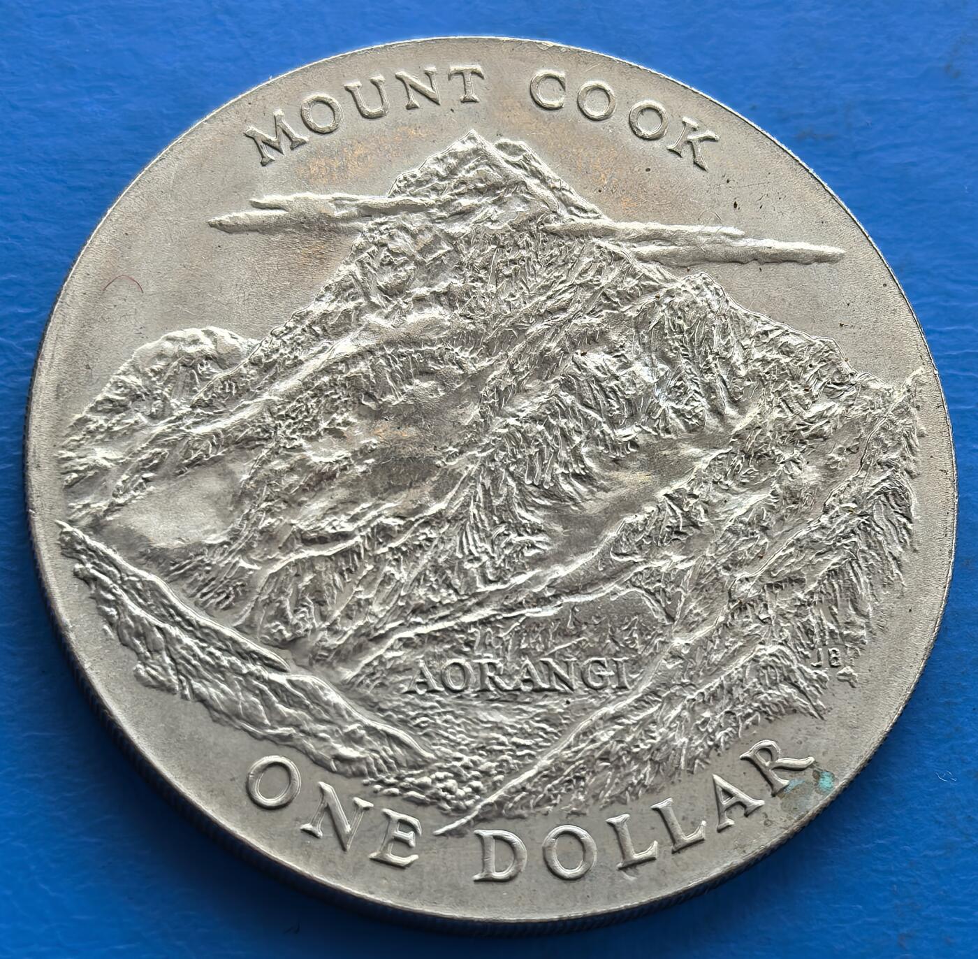 外国优质老铜币银币，周六九点倒数截拍，满百包邮，可寄存半年，喜欢朋友微信扫描二维码可直接参拍 新西兰1970年巍峨的库克山1元克朗型纪念币