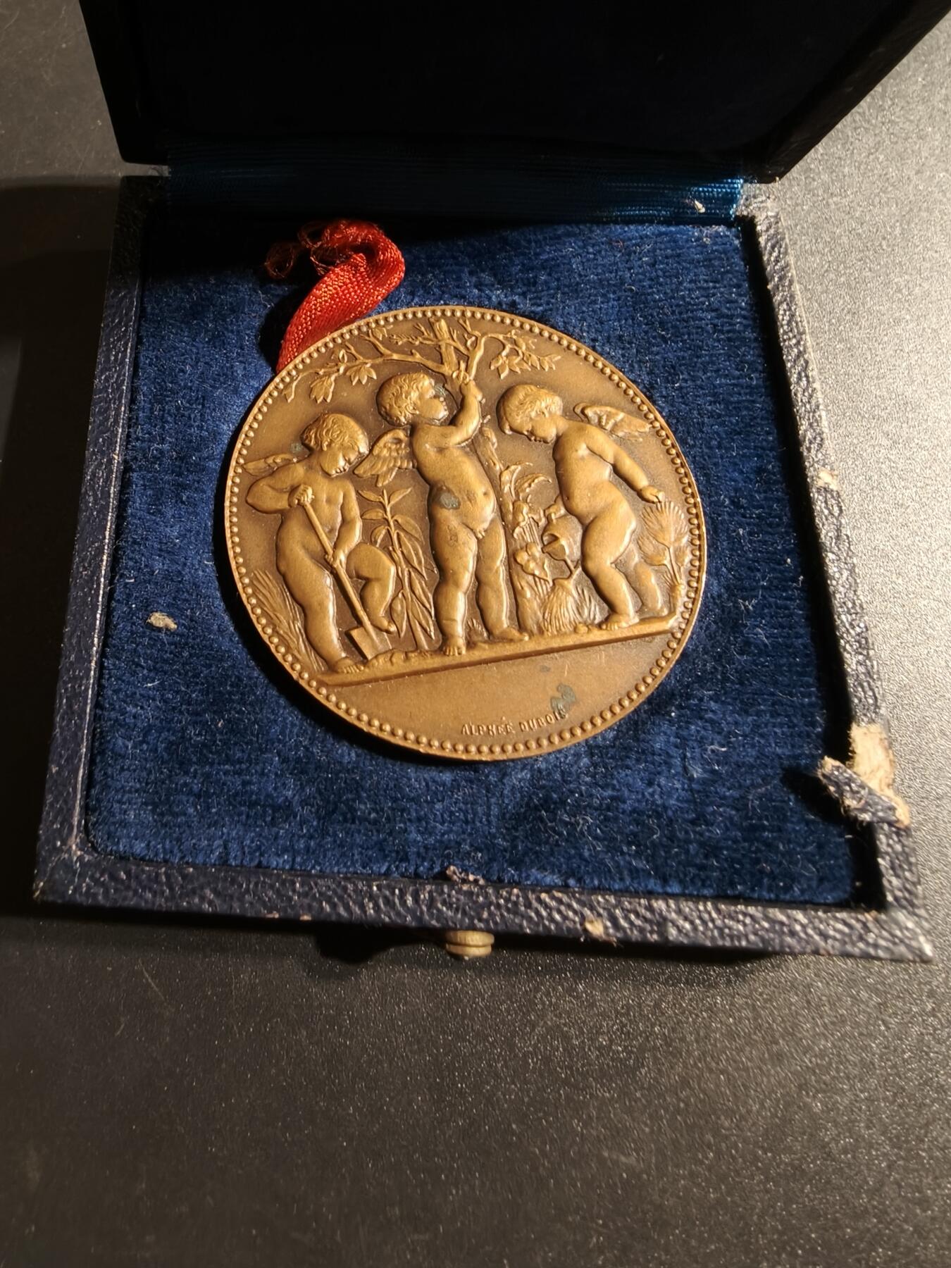 老王徽章第167期 法国朗贝尔萨工人花园协会大铜章    原盒    小天使形象    直径41mm.   重量35.3g