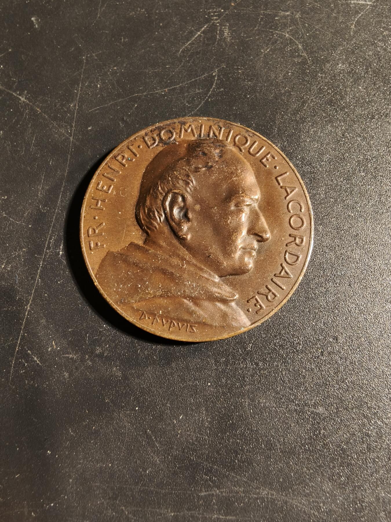 老王徽章第167期 法国苏雷兹学校大铜章     正面为法国著名政治家拉克代尔     直径36mm.    重量27.2g