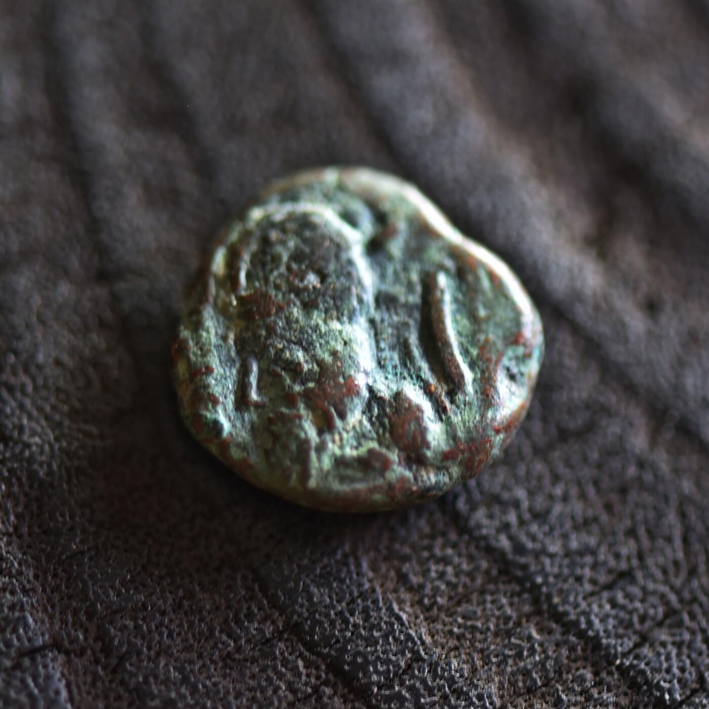 【良泉】【2025年最后一场】12月18日晚19.30点开拍！188组【直播场】西方古代钱币、丝路杂项、印章！ 【藏家出品A】公元1-2世纪埃兰王国的弗拉特斯打制，背面带有特殊符号。一德拉克马铜币，3.22克