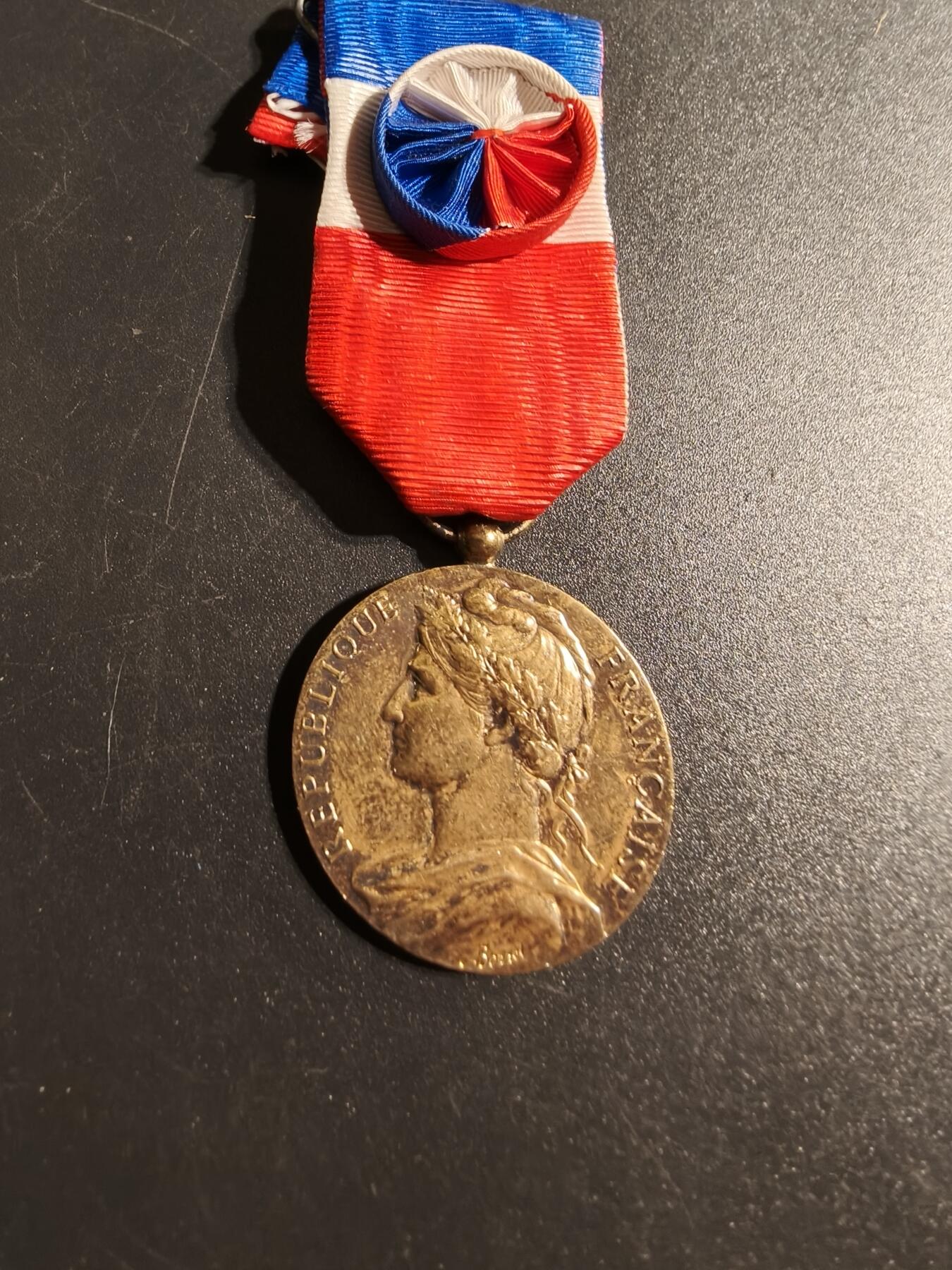 老王徽章第167期 法国金级劳工奖章    950银镀金     13.8g