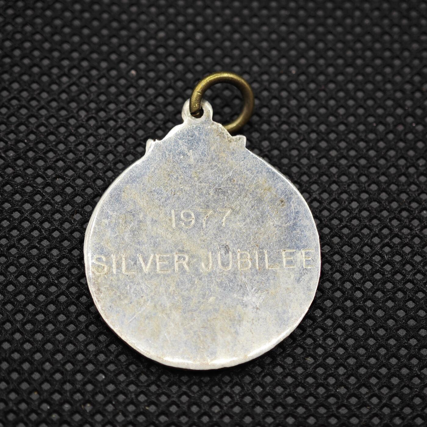 【淘币小摊】限时拍第八百一十六拍  纪念章场  满百包邮可预留两周  周一统一发货   英国1977年银禧纪念章直径27mm