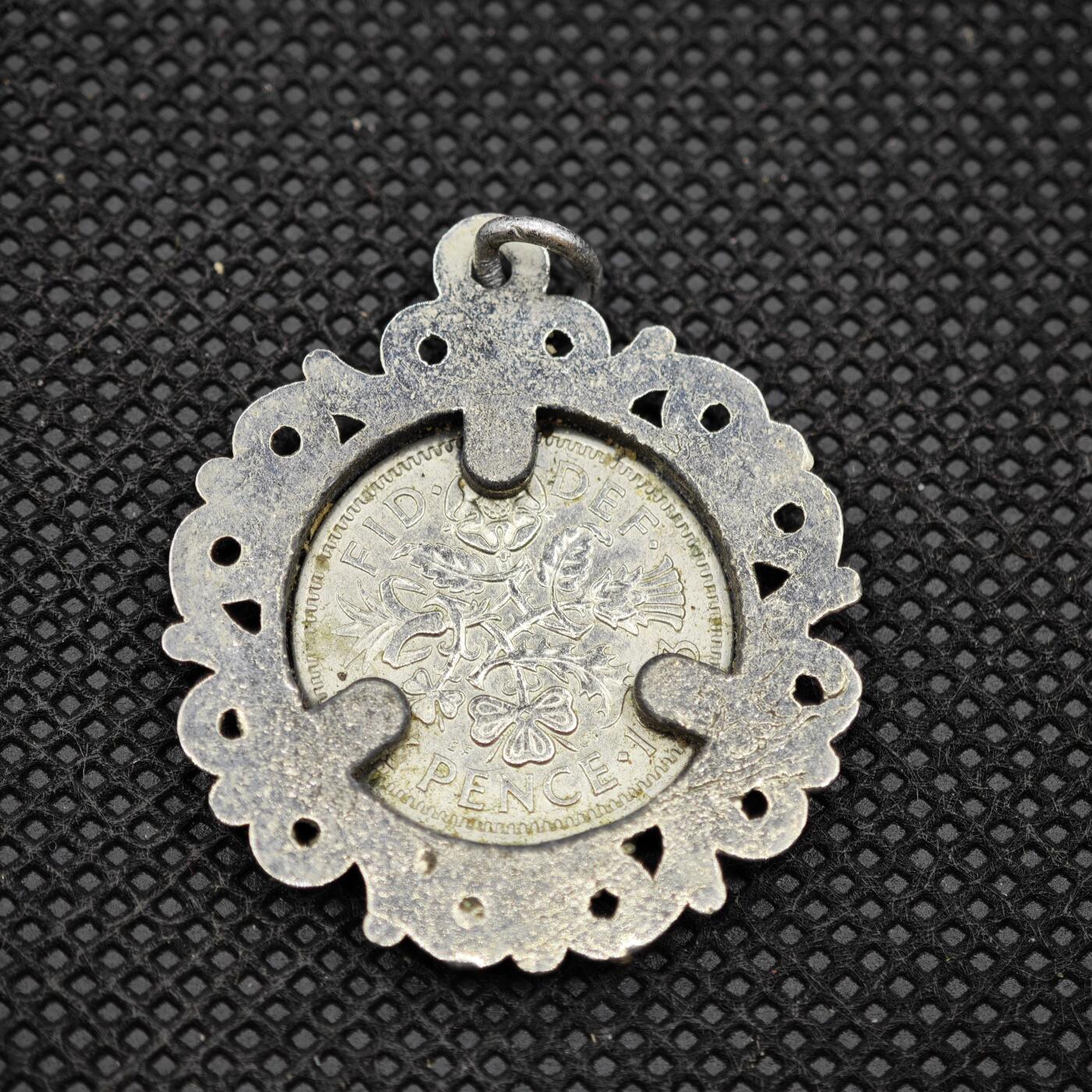 【淘币小摊】限时拍第八百一十六拍  纪念章场  满百包邮可预留两周  周一统一发货   英国幸运6便士吊坠直径30mm