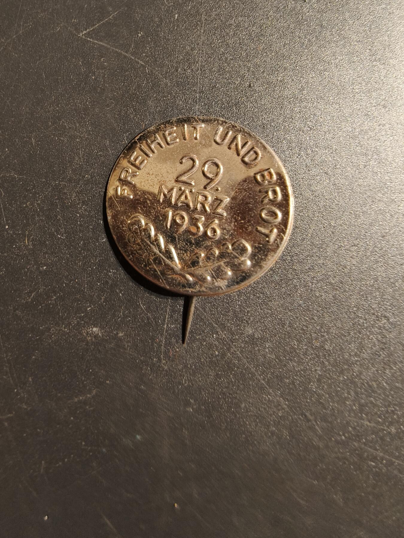 老王徽章第167期 德三1936“自由与面包”口号证章