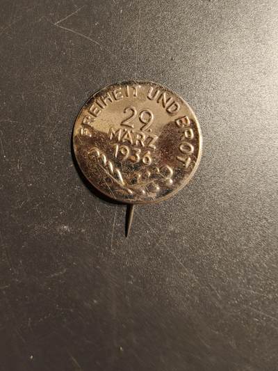 老王徽章第167期 - 德三1936“自由与面包”口号证章