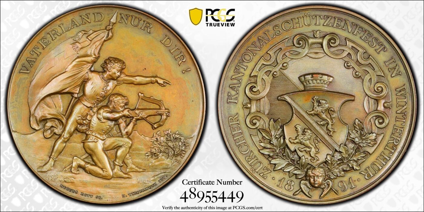 万国钱币拍卖第056期 PCGS SP64 1891年瑞士苏黎世铜章 温特图尔射击节 高浮雕加厚盒 正面:指挥官手握瑞士国旗，指向前方，放箭放箭～跪着的战士正用十字弓瞄准，背景是山地风景。背面:温特图尔的加冕城市纹章，长有翅膀的小天使头像，周围装饰有花环。高分顶级状态，设计极佳，实物非常漂亮。大尺寸铜章，新评几乎都是超大盒子，此枚收纳观赏更为合适。