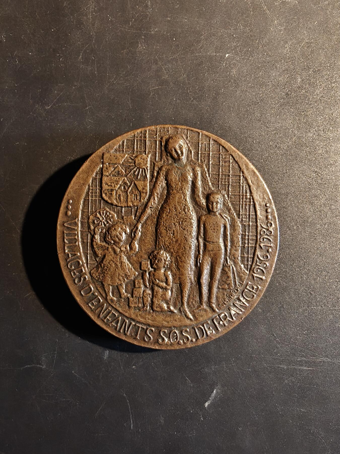 老王徽章第167期 法国SOS儿童村大铜章     直径68mm.    重量262.9g
