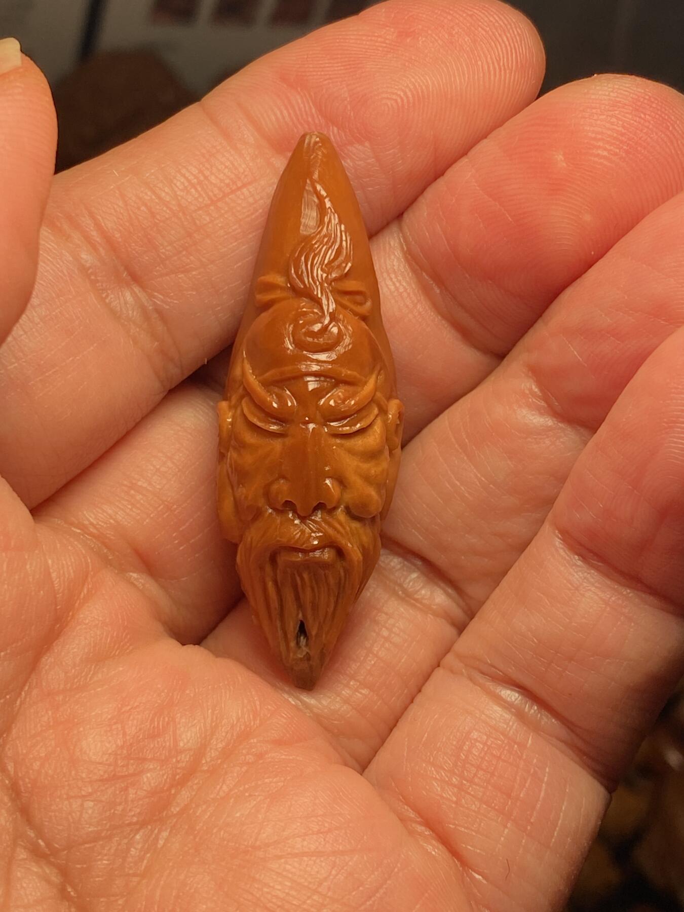 中国非物质文化遗产，苏工核雕 福利苏工核雕，纯手工雕刻，老苏工留刀痕关二哥个性十足，等待有缘人尺寸1。6x4.8喜欢的来