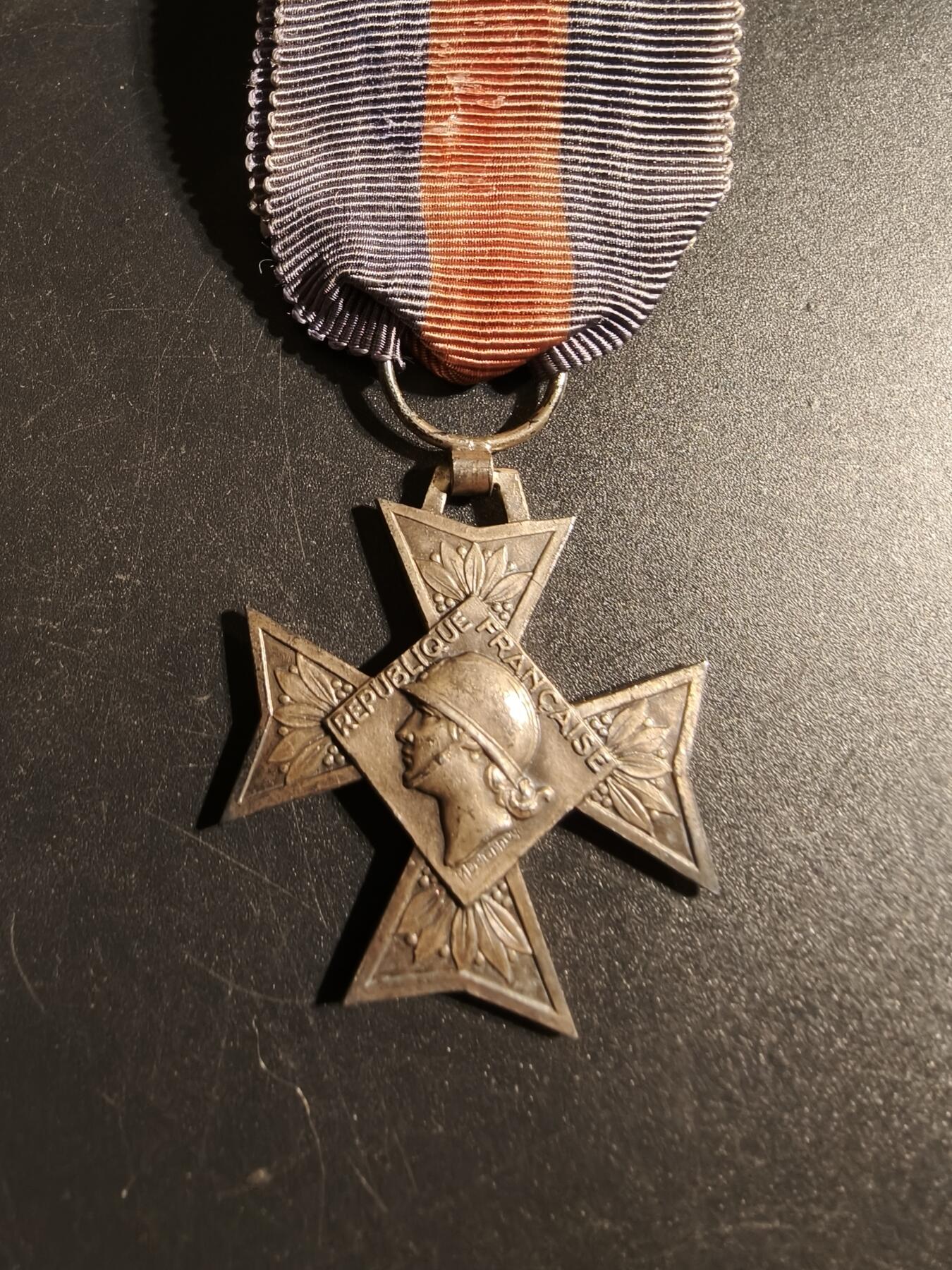 老王徽章第167期 法国军事志愿者十字勋章    四共早期950银版本    原盒