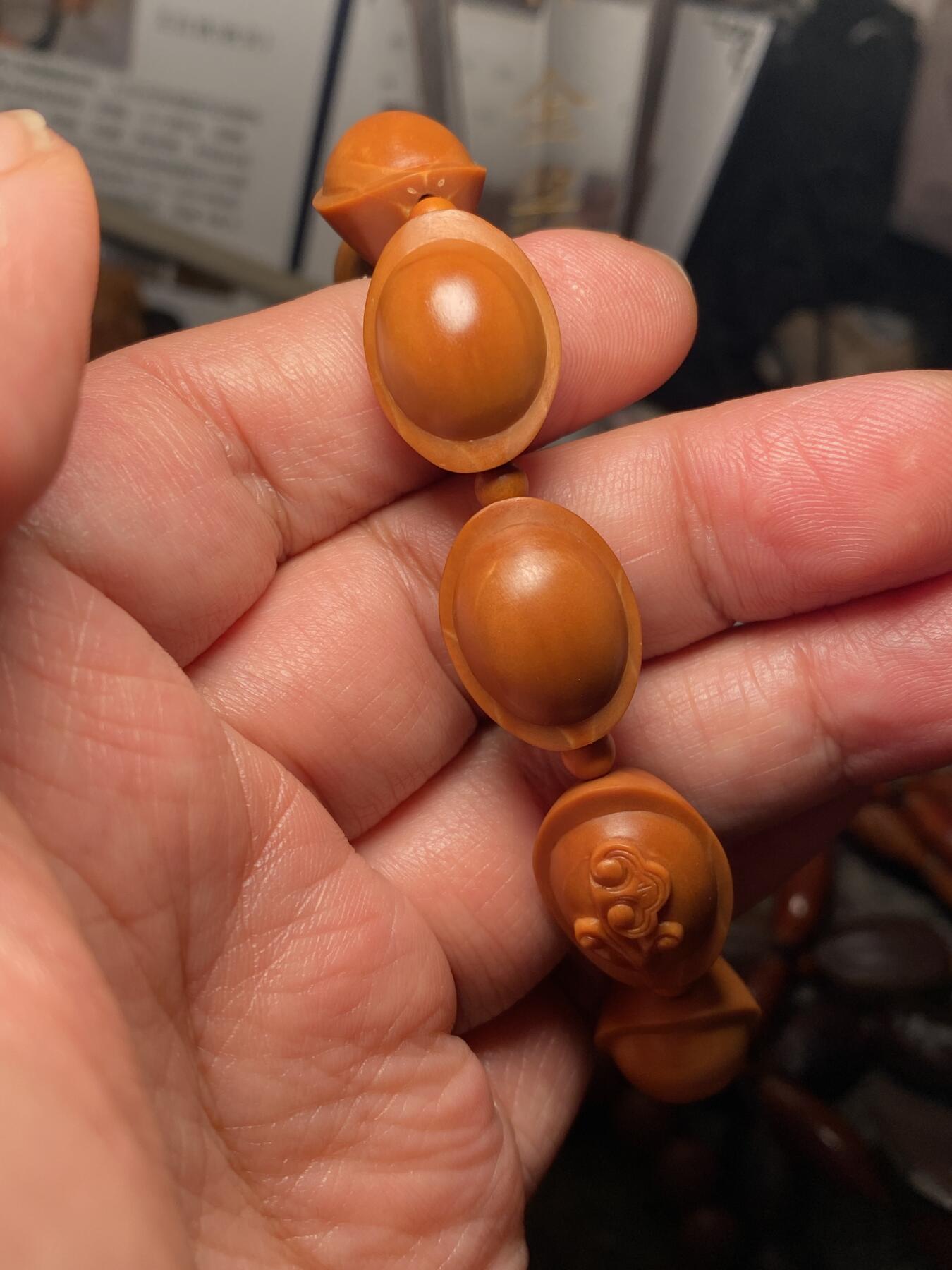 中国非物质文化遗产，苏工核雕 福利苏工核雕，纯手工雕刻，铁核招财进宝，万事如意手串，个性十足，等待有缘人，市场无同款，尺寸1.5x2。0喜欢的来