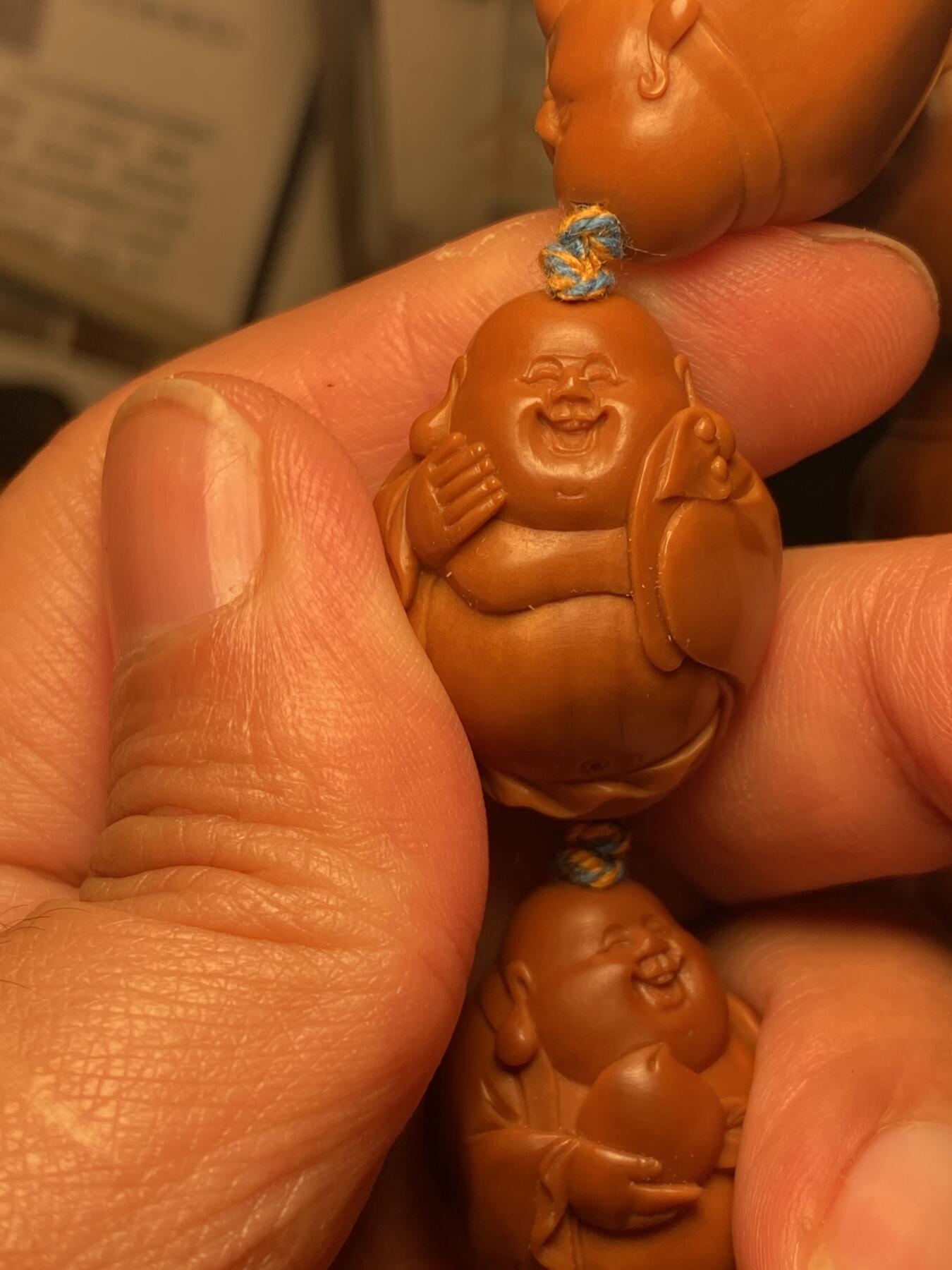 中国非物质文化遗产，苏工核雕 福利苏工核雕，纯手工雕刻，老苏工八宝弥勒，大尺寸，核质红，等待有缘人，市场无同款，尺寸2。3x2.9喜欢的来