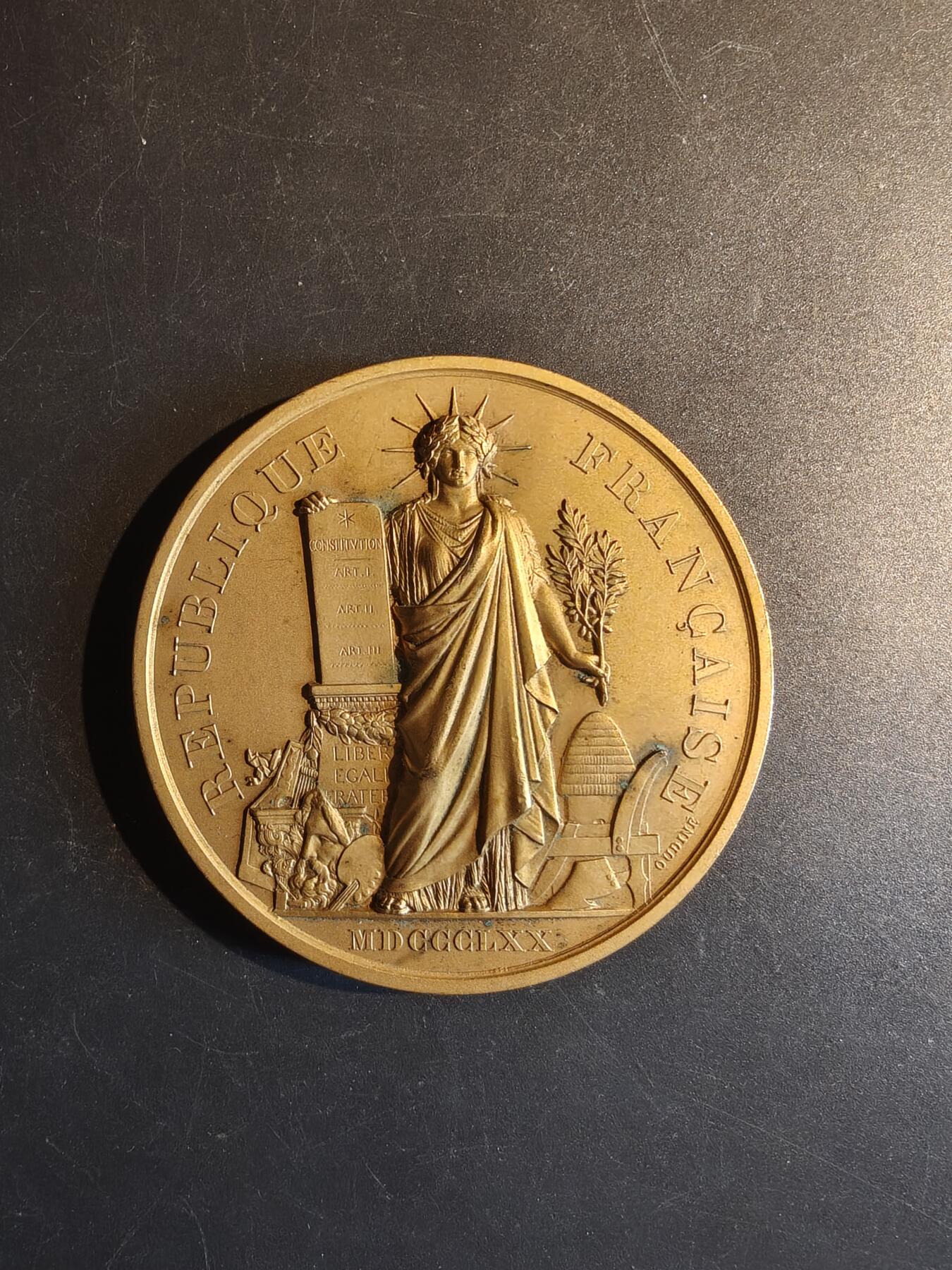 老王徽章第167期 法国玛丽安娜镀金大铜章     直径68mm    重量149.2g