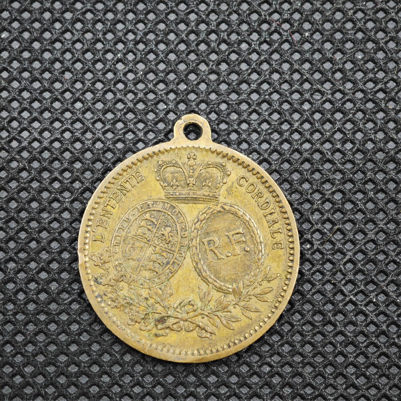 【淘币小摊】限时拍第八百一十六拍  纪念章场  满百包邮可预留两周  周一统一发货   英国1908年白城英法博览会纪念章直径24mm