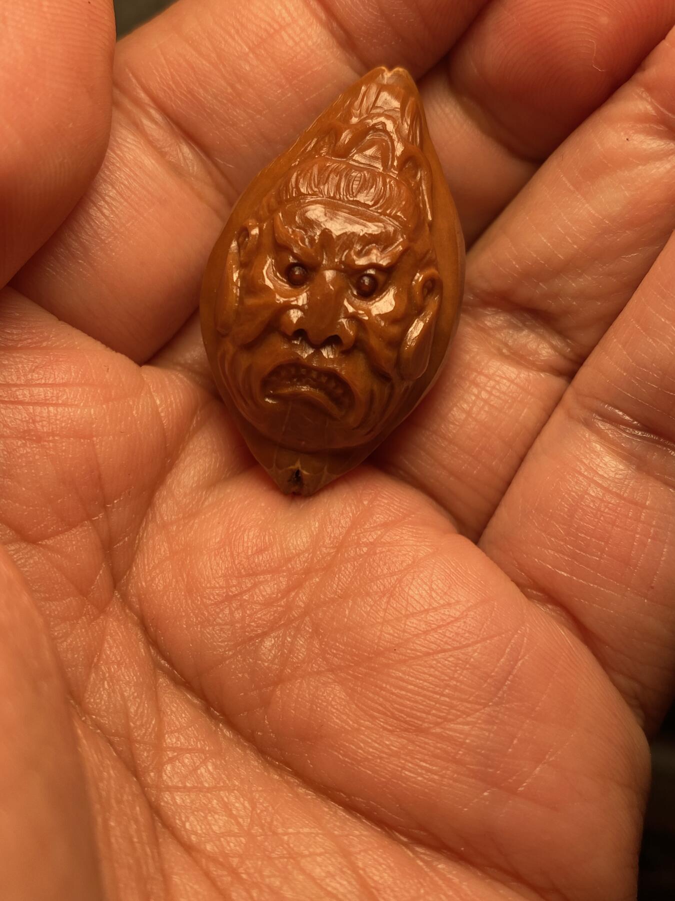 中国非物质文化遗产，苏工核雕 福利苏工核雕，纯手工雕刻，老苏工门神，个性十足，等待有缘人，市场无同款，尺寸2。2x3.7喜欢的来