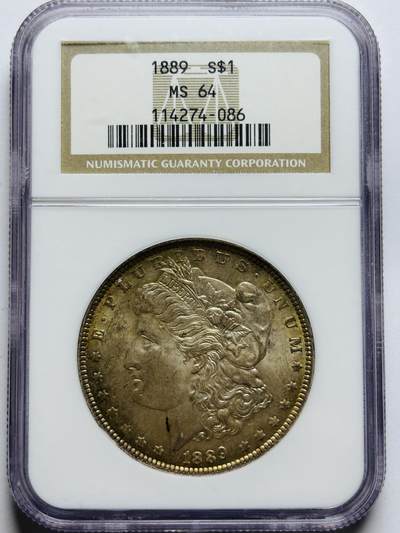 文馨钱币收藏第 283 场，【大雪鉴珍，寒英缀金】金银纪念币精品场，诚邀您的参与【长期接代拍品】 - 1889 年美国摩根鹰洋，早期老盒 NGC 评级 MS64 分，正宗黄油转光包浆，特别养眼，炫光感强，老盒出分把控更加严格，64 分已属不易
